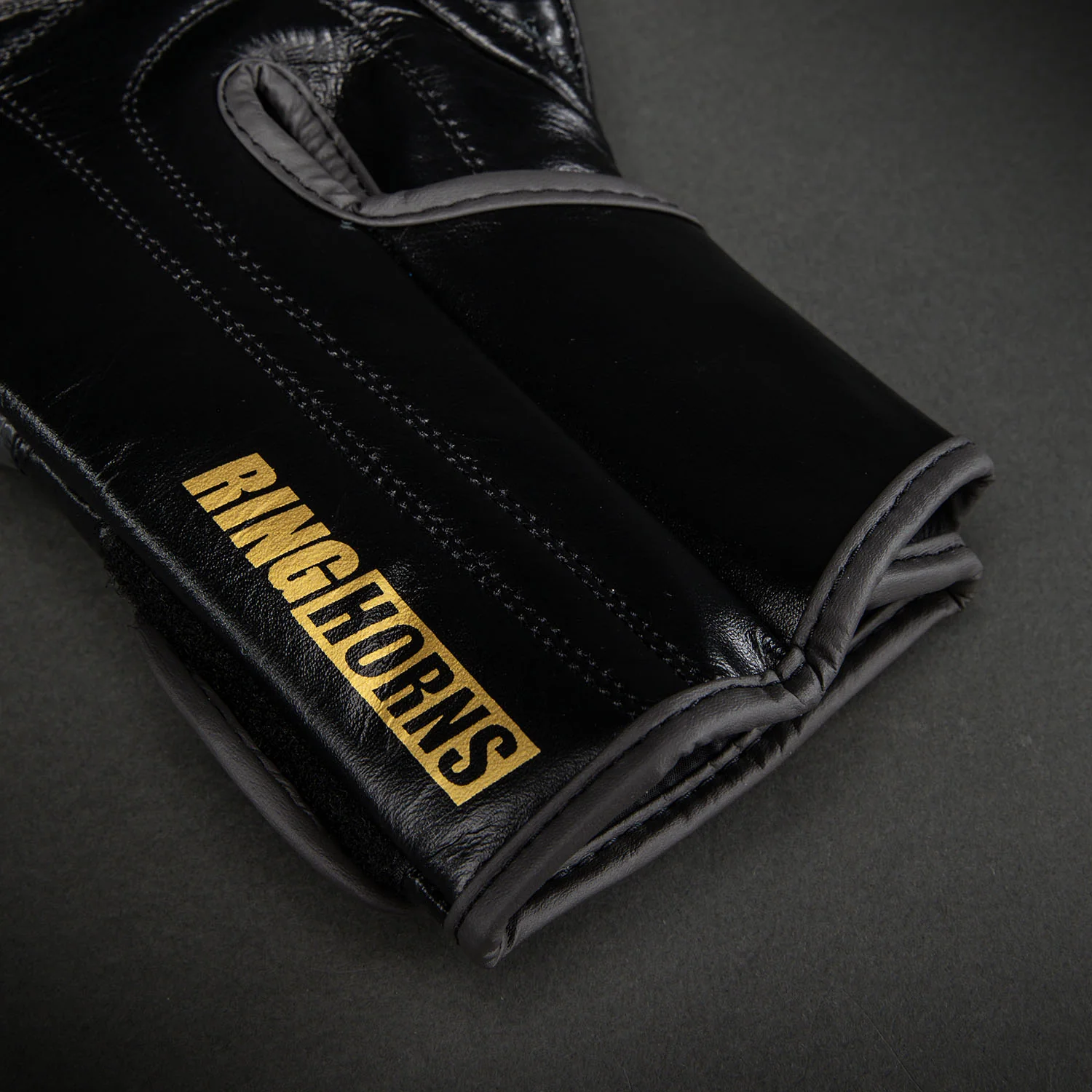 Ringhorns Charger by Venum Guantes de Boxeo Charger – Negro/Oro - Image 4