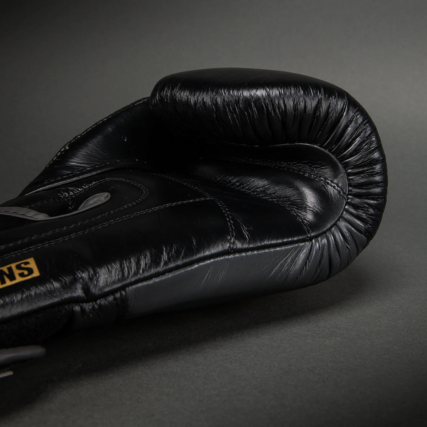 Ringhorns Charger by Venum Guantes de Boxeo Charger – Negro/Oro - Image 5