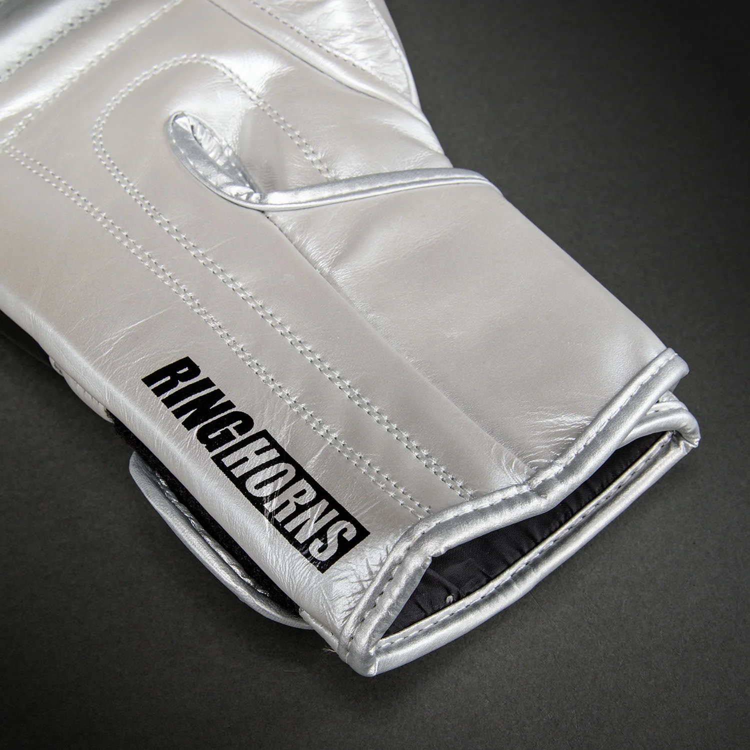 Ringhorns Charger by Venum Guantes de Boxeo Charger – Plata/Negro - Image 4
