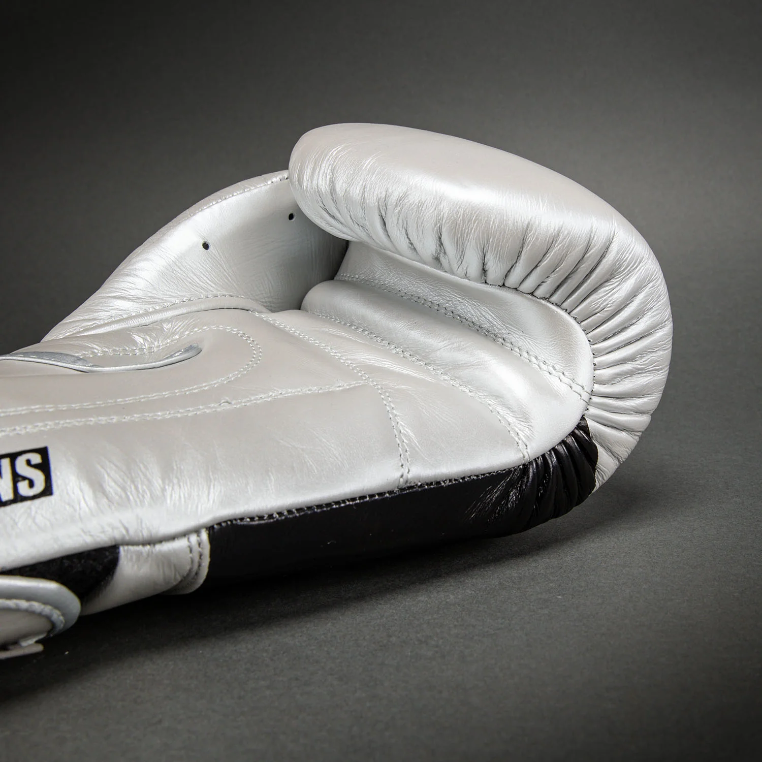 Ringhorns Charger by Venum Guantes de Boxeo Charger – Plata/Negro - Image 5