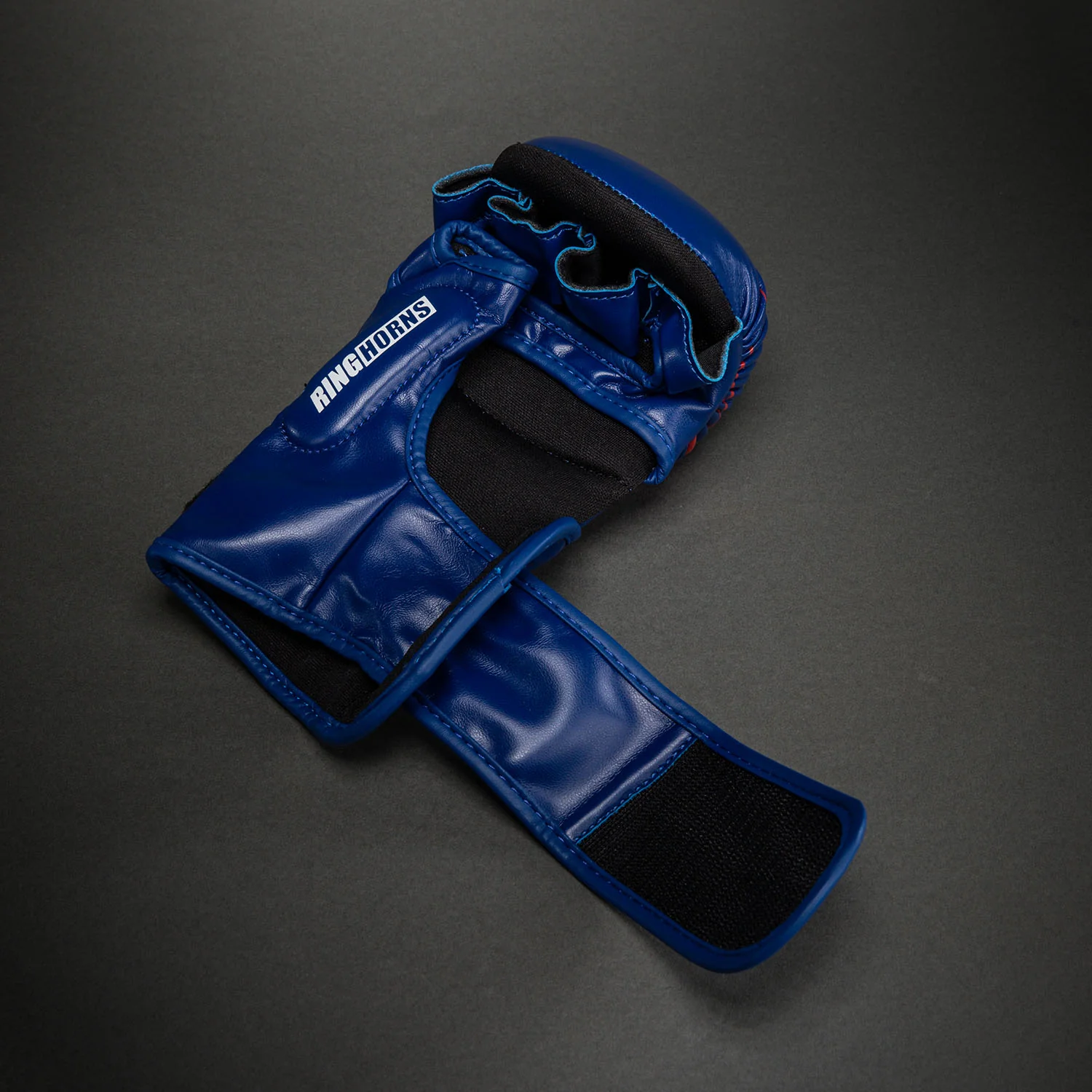 Ringhorns Charger by Venum Guantes de sparring MMA - Azul marino/Rojo - Image 4