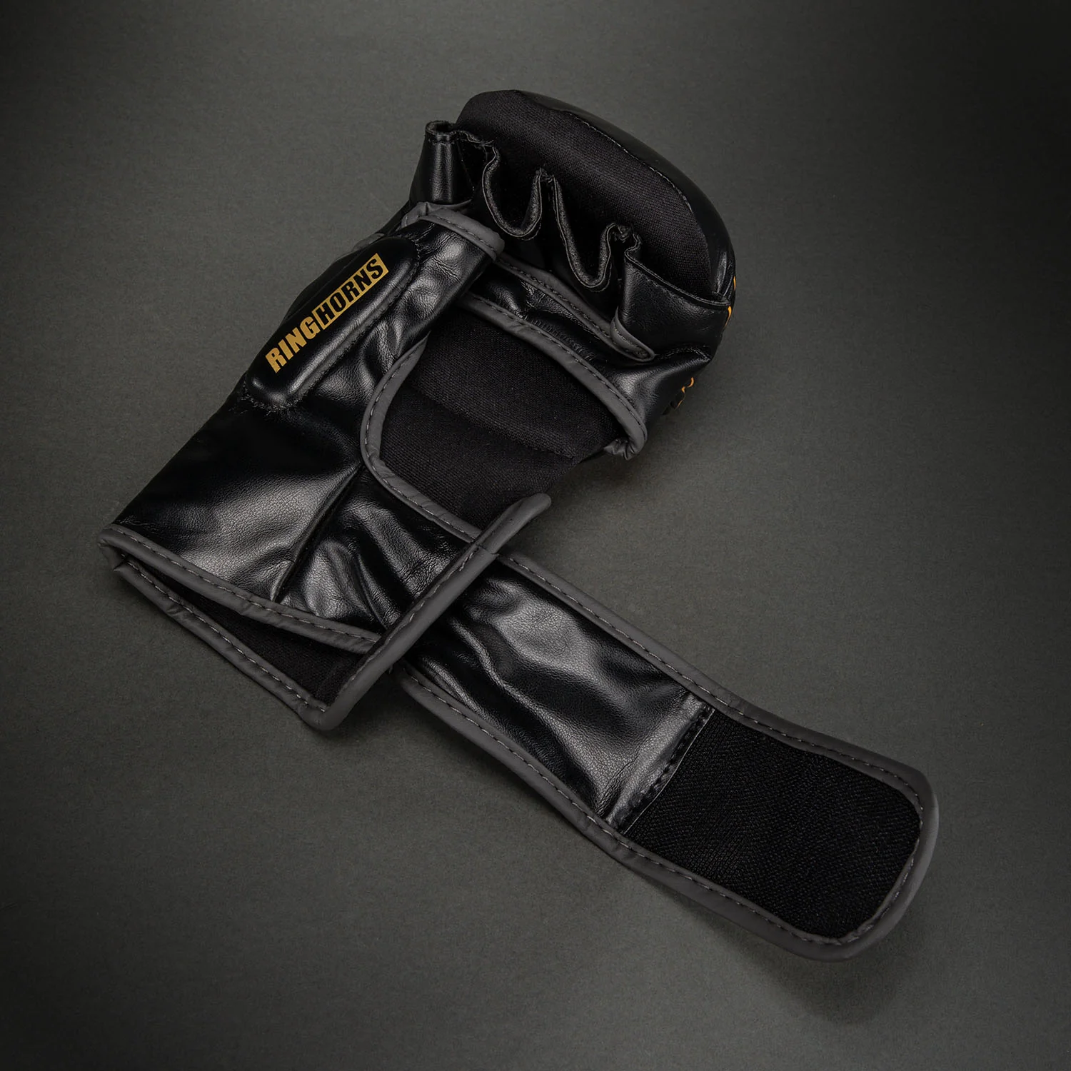 Ringhorns Charger by Venum Guantes de sparring MMA - Negro/Dorado - Image 4