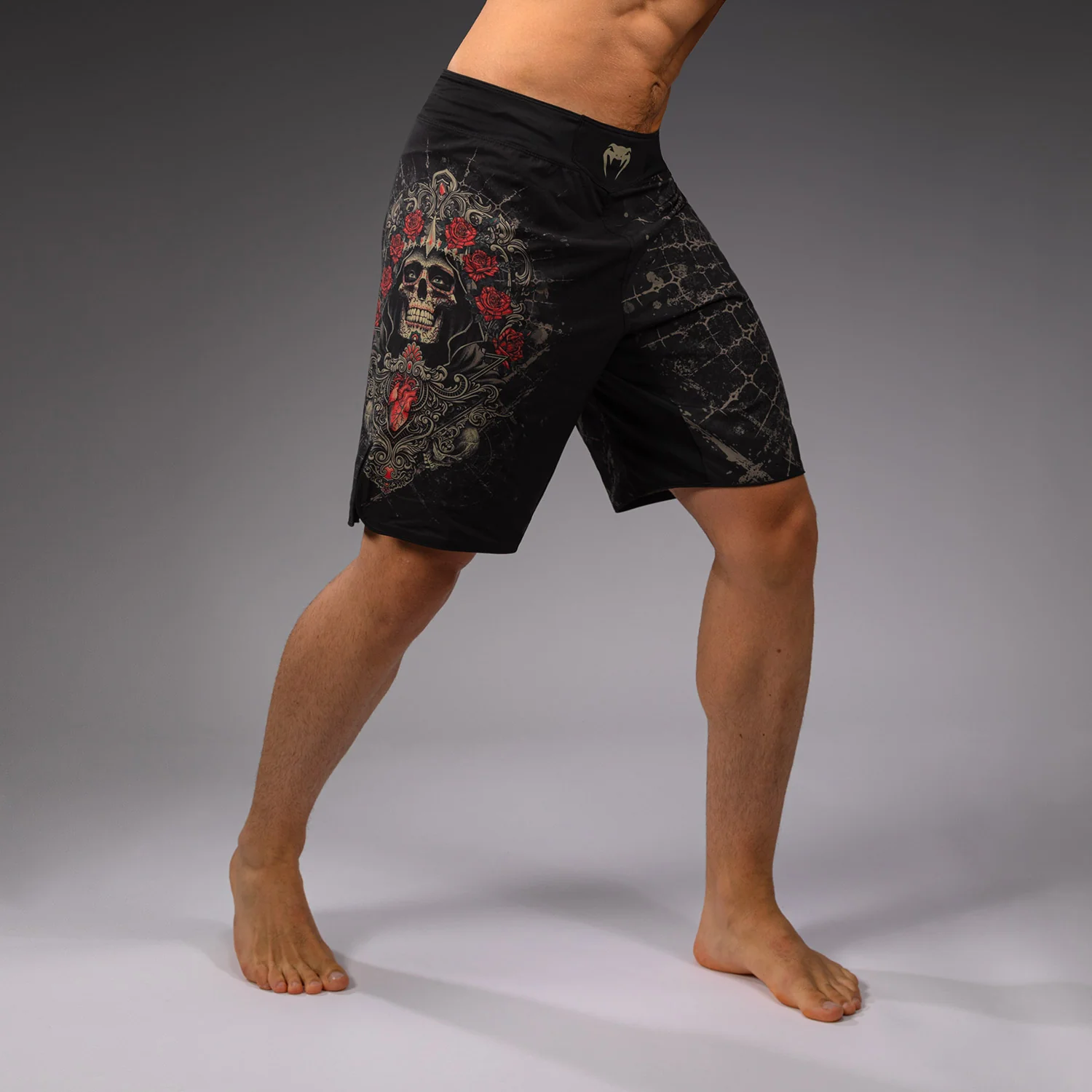 Venum Santa Muerte 5.0 Pantalones Cortos de Combate para Hombre - Negro Profundo/Oro - Image 2