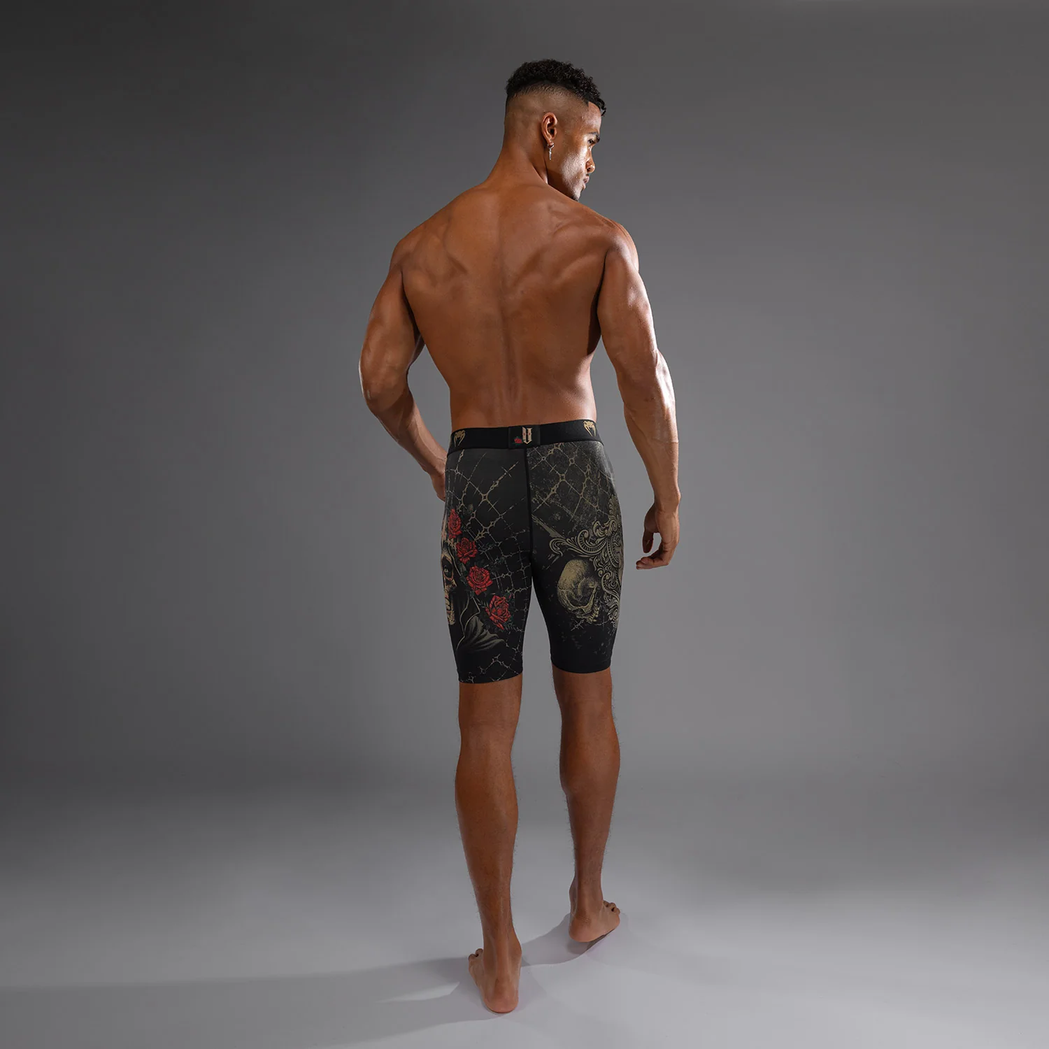 Venum Santa Muerte 5.0 Pantalones Cortos Vale Tudo para Hombre - Negro Profundo/Oro - Image 4