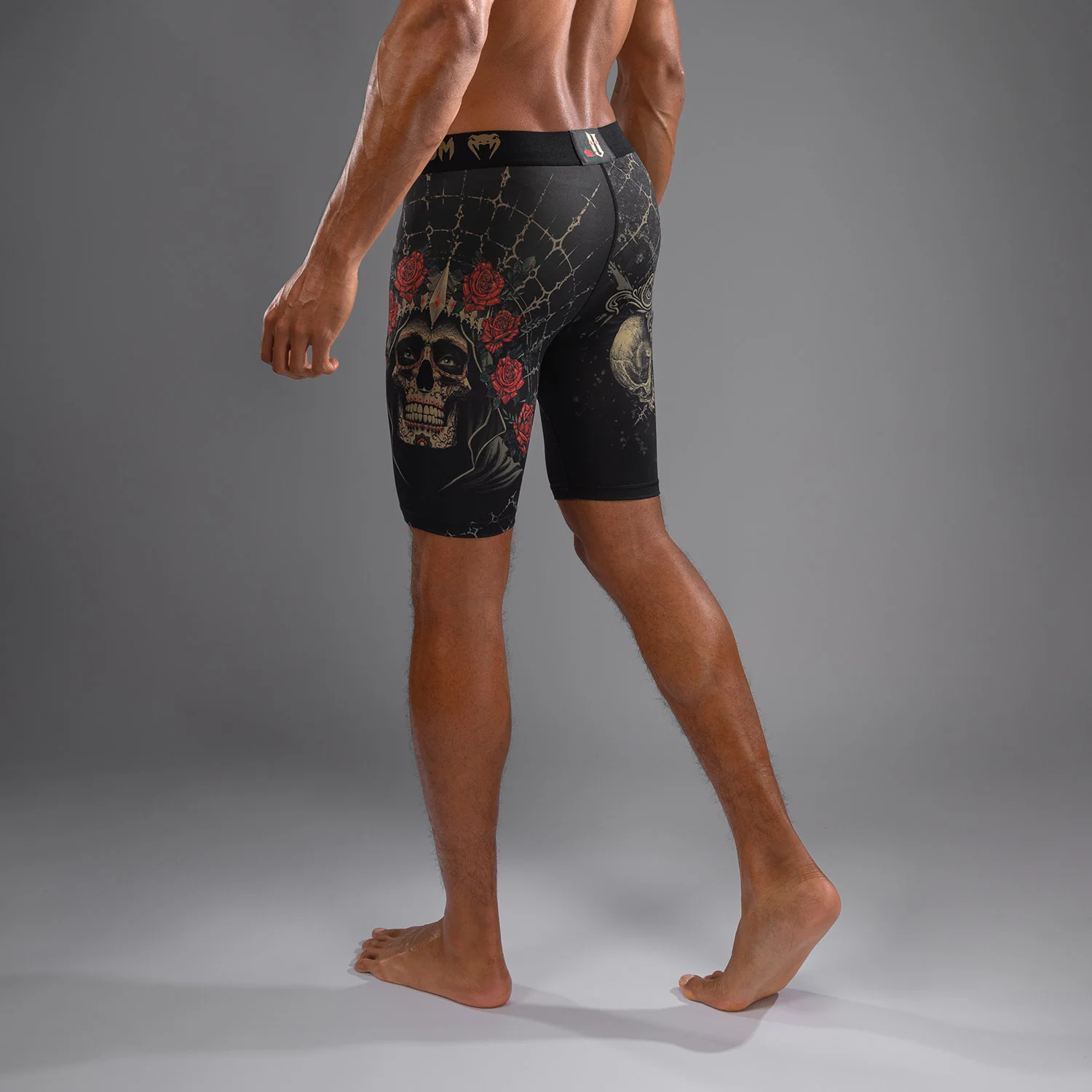 Venum Santa Muerte 5.0 Pantalones Cortos Vale Tudo para Hombre - Negro Profundo/Oro - Image 5