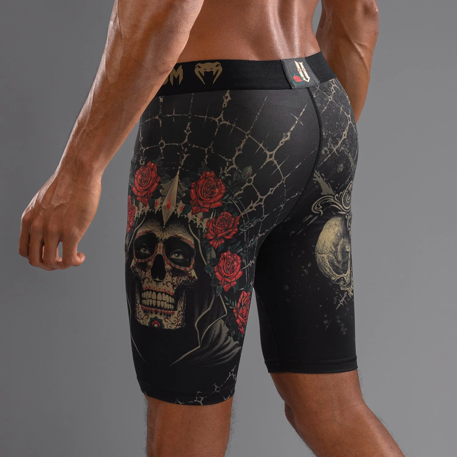Venum Santa Muerte 5.0 Pantalones Cortos Vale Tudo para Hombre - Negro Profundo/Oro - Image 6