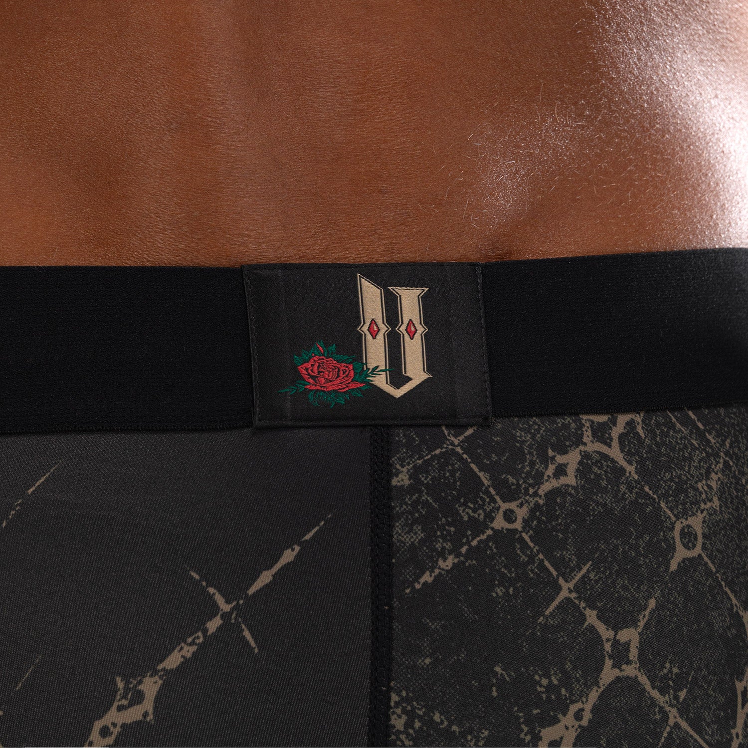 Venum Santa Muerte 5.0 Pantalones Cortos Vale Tudo para Hombre - Negro Profundo/Oro - Image 7