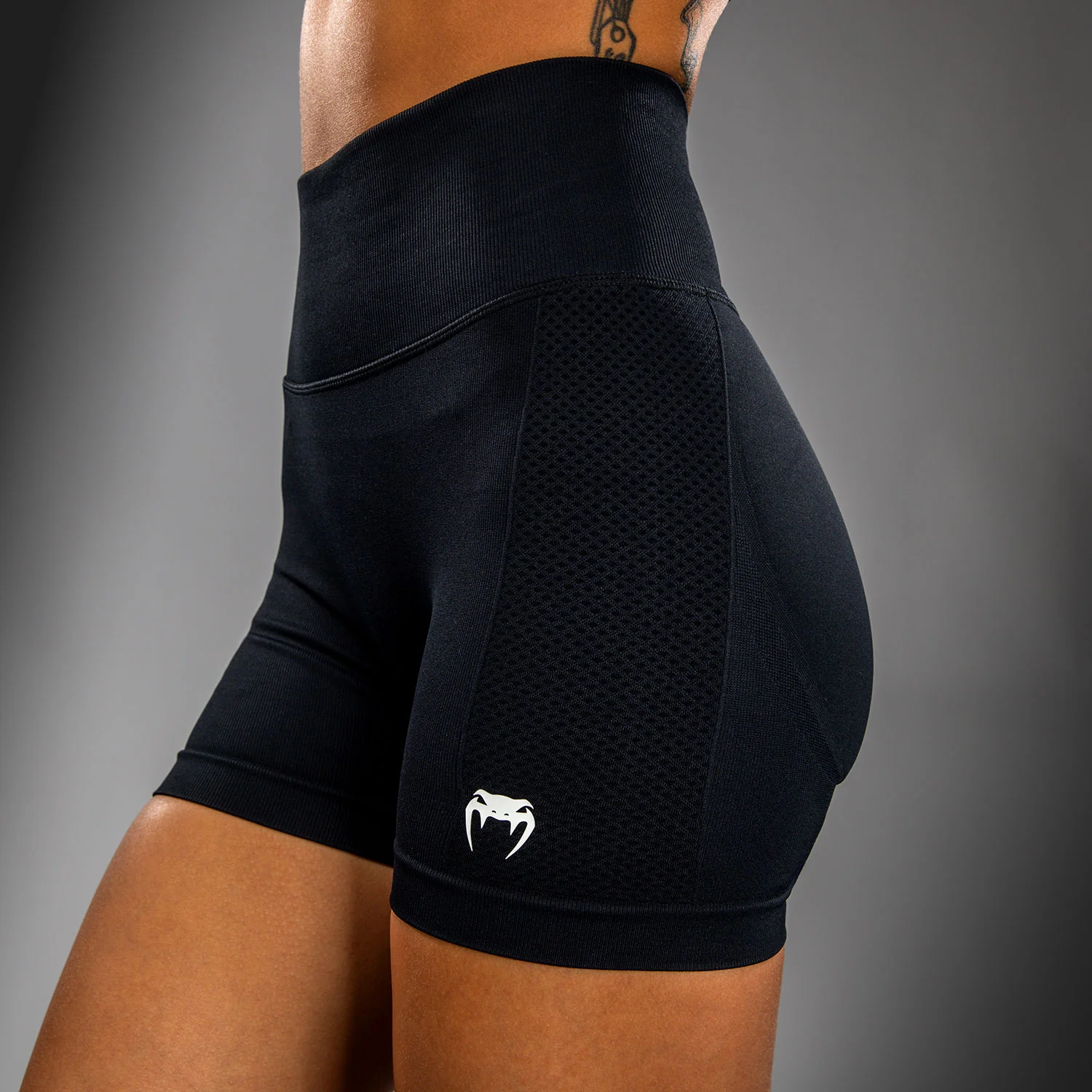 Venum Sculpt Shorts Vale Tudo – Negro/Blanco - Image 6