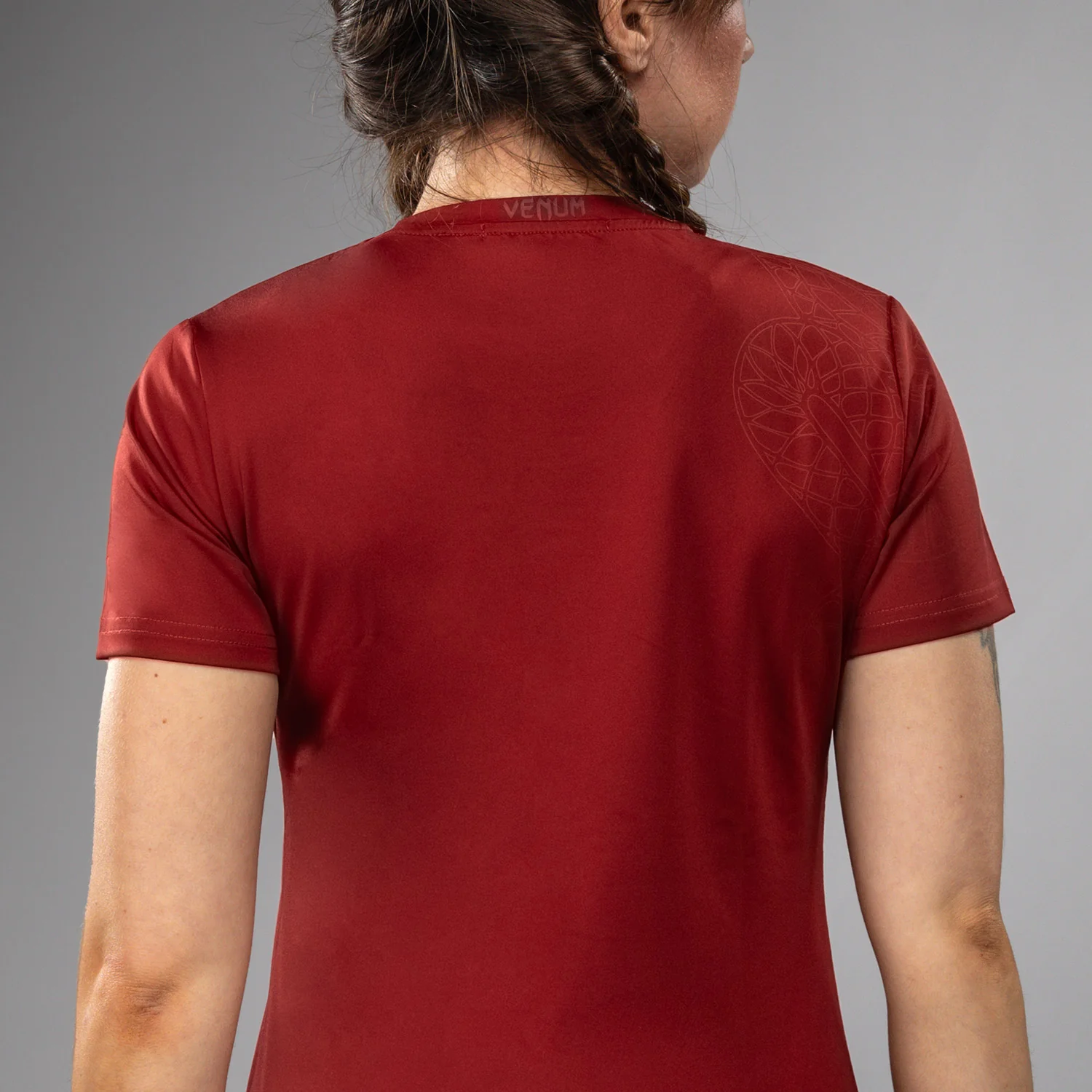 Venum Serpenti Camiseta Dry-Tech para Mujer – Burdeos/Marfil - Image 3