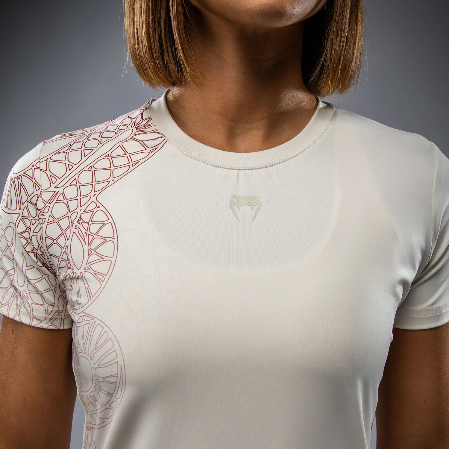 Venum Serpenti Camiseta Dry-Tech para Mujer – Marfil/Burdeos - Image 5