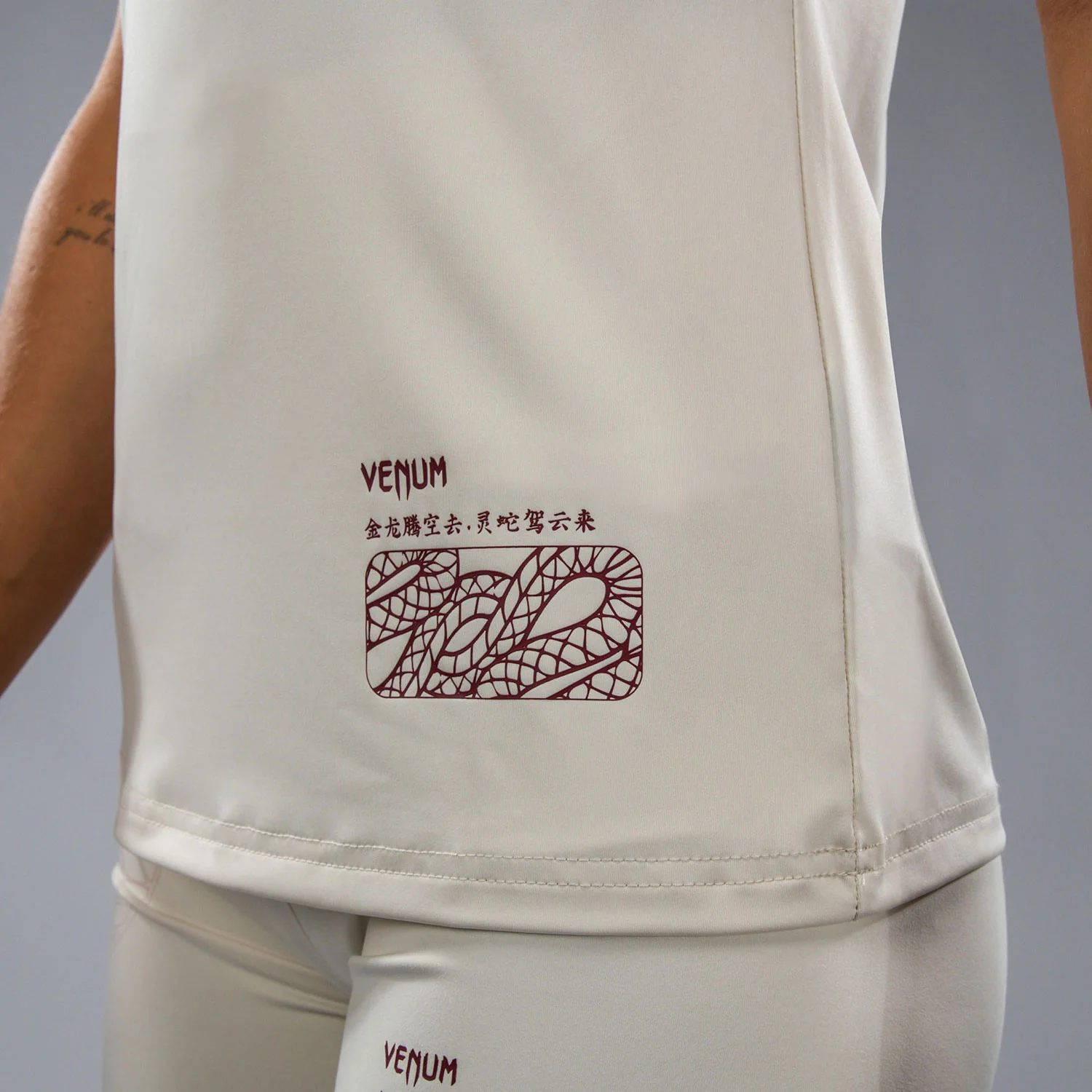 Venum Serpenti Camiseta Dry-Tech para Mujer – Marfil/Burdeos - Image 7