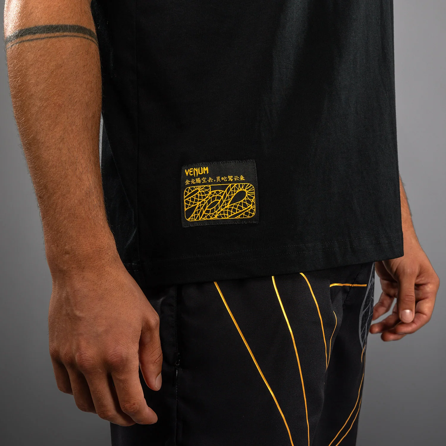Venum Serpenti Camiseta – Negro/Plata/Dorado - Image 5