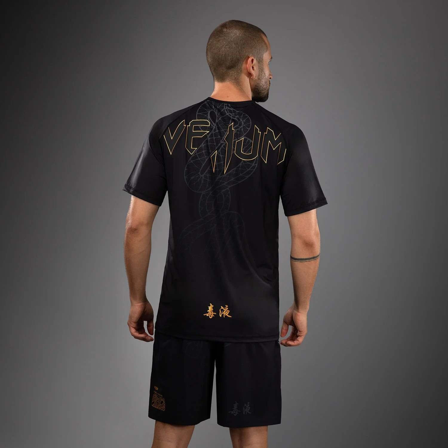 Venum Serpenti Dry Tech Camiseta – Negro/Plata/Dorado - Image 4