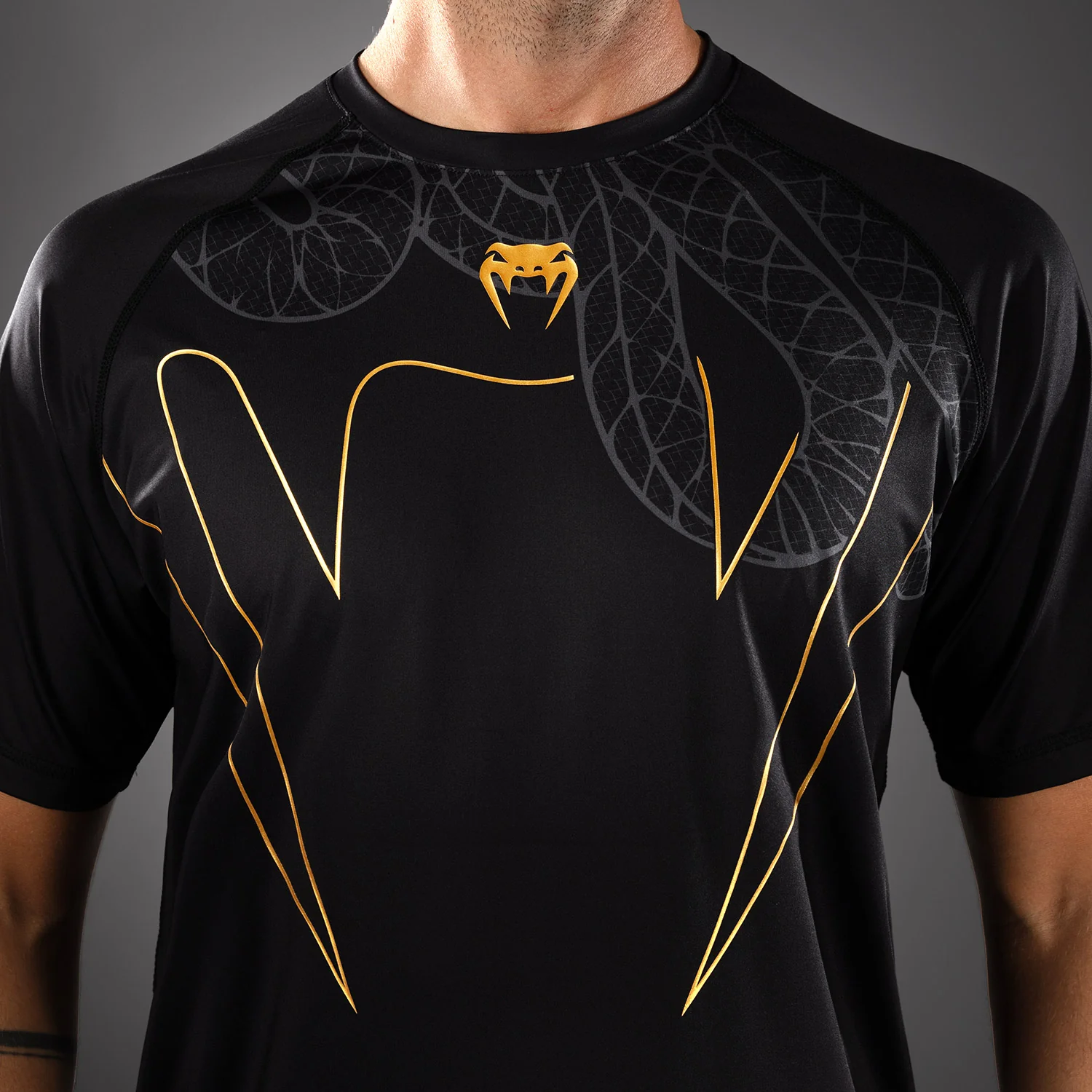 Venum Serpenti Dry Tech Camiseta – Negro/Plata/Dorado - Image 5