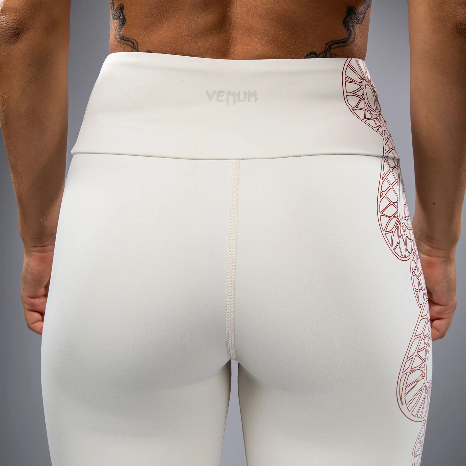 Venum Serpenti Leggings Mujer – Marfil/Burdeos - Image 6
