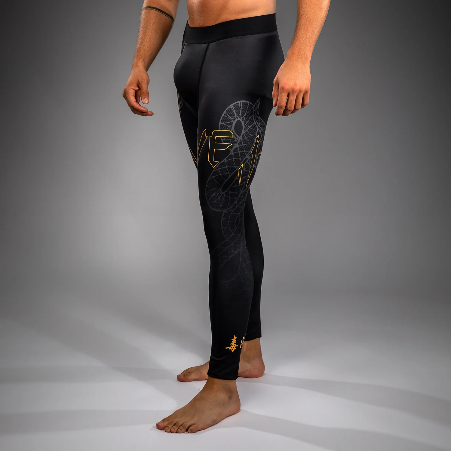 Venum Serpenti Mallas – Negro/Plateado/Dorado - Image 3