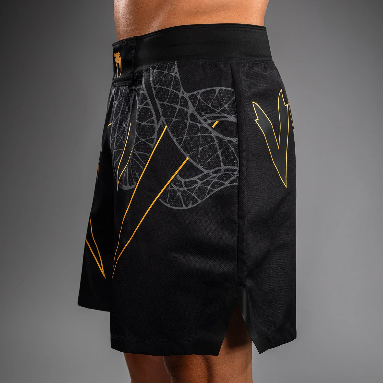 Venum Serpenti Pantalones Cortos de Lucha – Negro/Plata/Dorado - Image 6