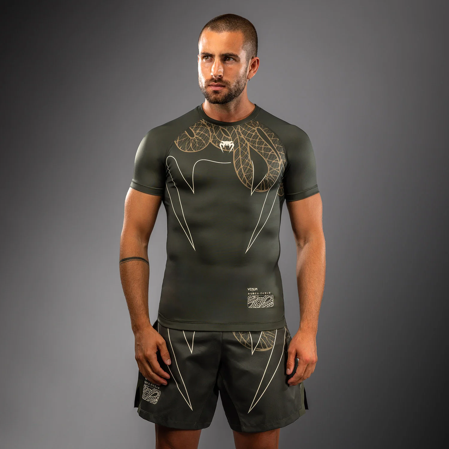 Venum Serpenti Rashguard de Manga Corta – Caqui/Bronce/Marfil - Image 3