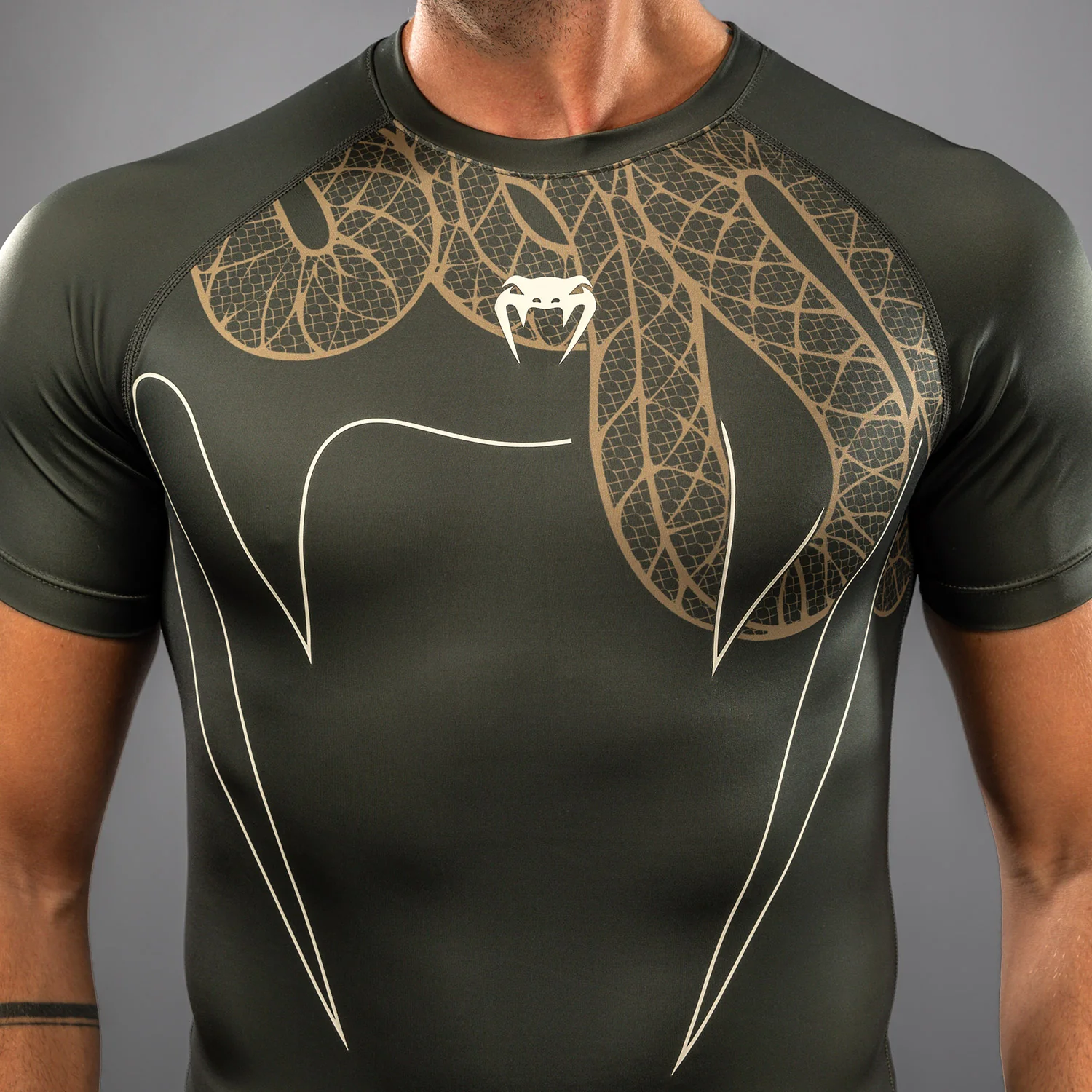Venum Serpenti Rashguard de Manga Corta – Caqui/Bronce/Marfil - Image 4