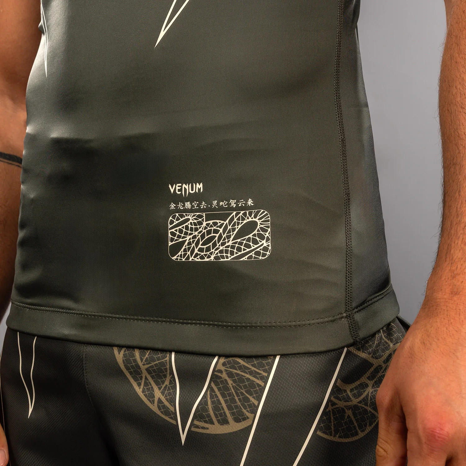 Venum Serpenti Rashguard de Manga Corta – Caqui/Bronce/Marfil - Image 6