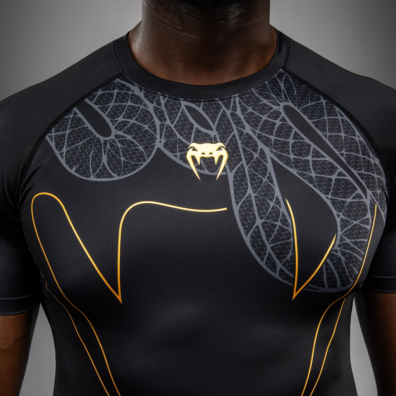 Venum Serpenti Rashguard de Manga Corta – Negro/Plata/Dorado - Image 6