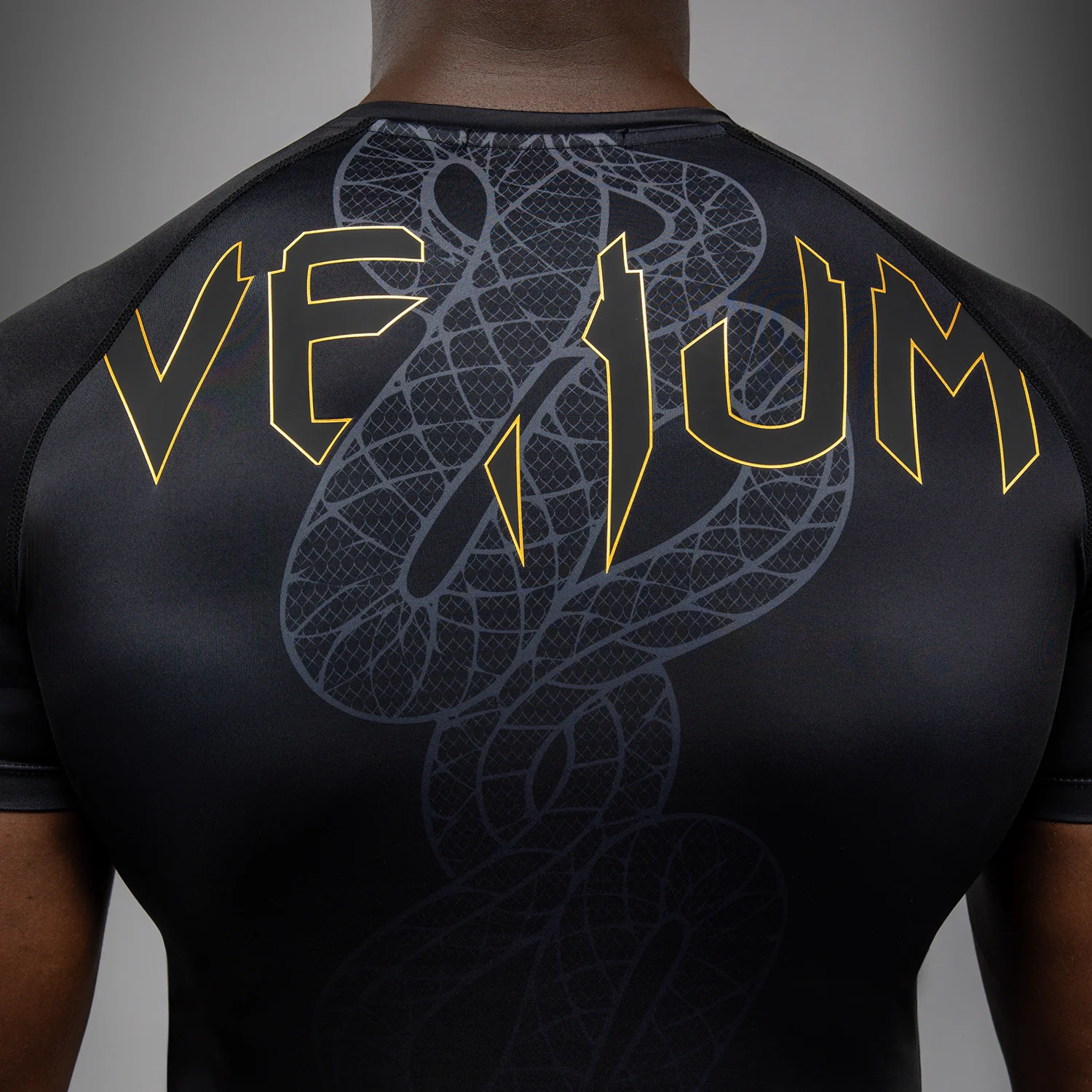 Venum Serpenti Rashguard de Manga Corta – Negro/Plata/Dorado - Image 7