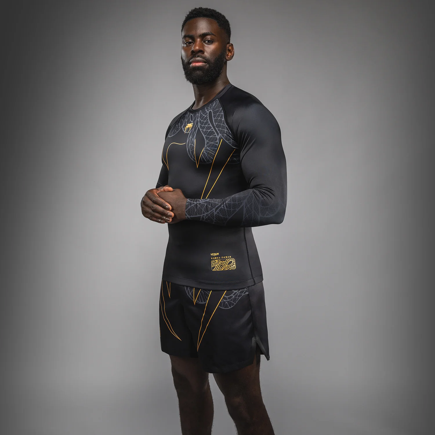 Venum Serpenti Rashguard Manga Larga – Negro/Plata/Dorado - Image 3