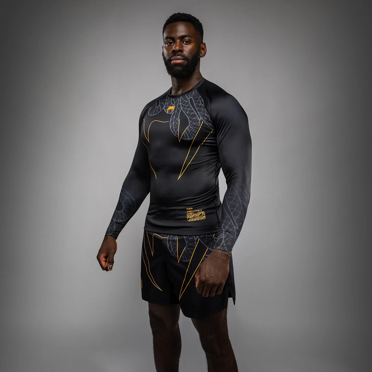 Venum Serpenti Rashguard Manga Larga – Negro/Plata/Dorado - Image 4