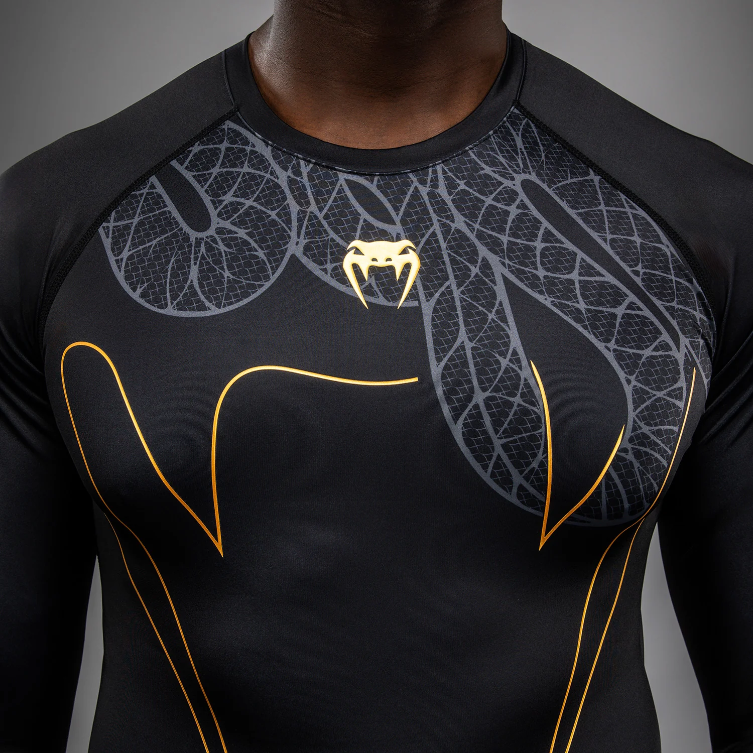 Venum Serpenti Rashguard Manga Larga – Negro/Plata/Dorado - Image 5