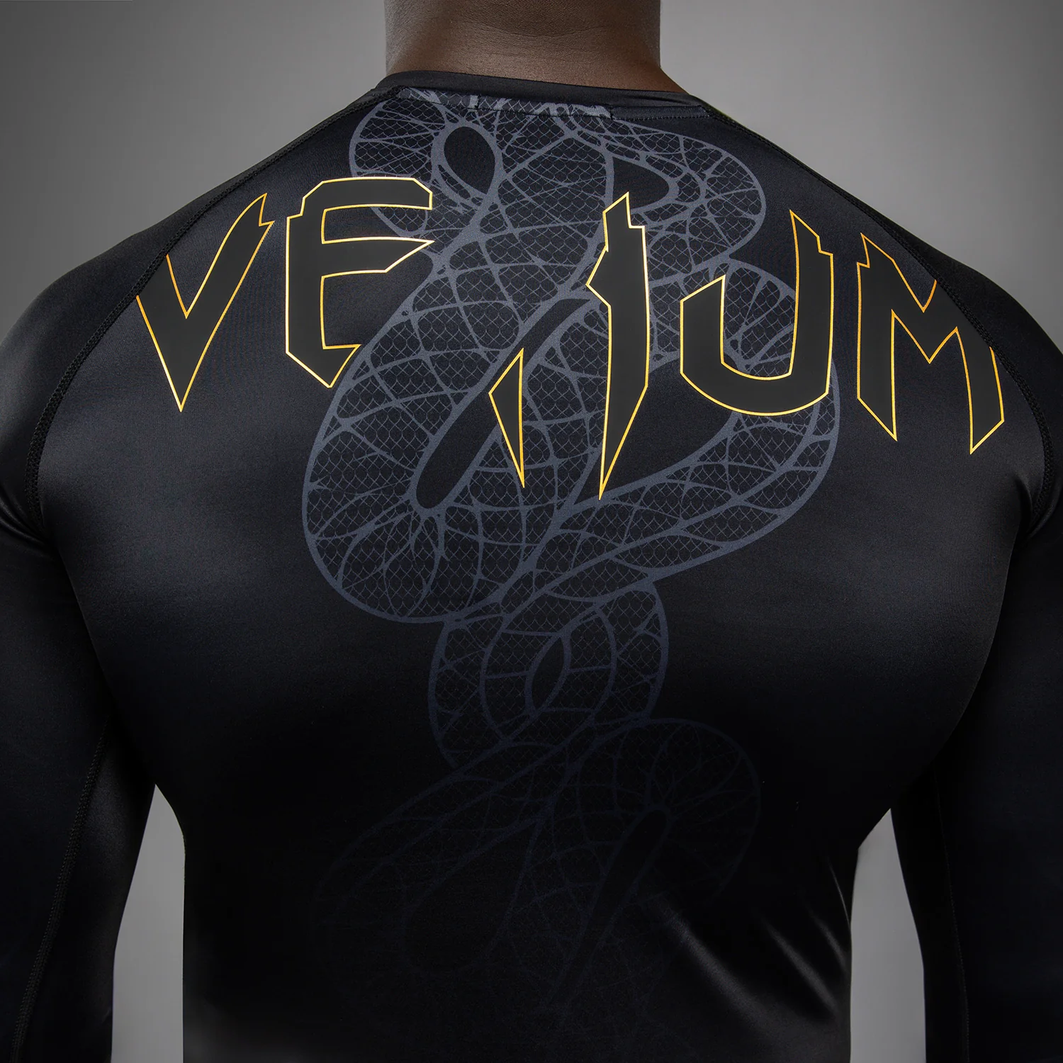 Venum Serpenti Rashguard Manga Larga – Negro/Plata/Dorado - Image 6