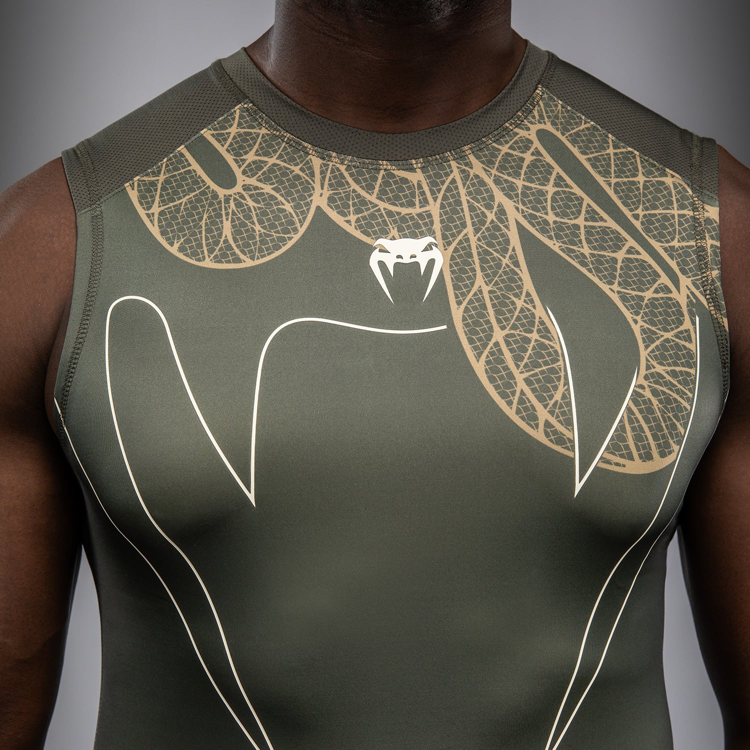 Venum Serpenti Rashguard Sin Mangas – Caqui/Bronce/Marfil - Image 4