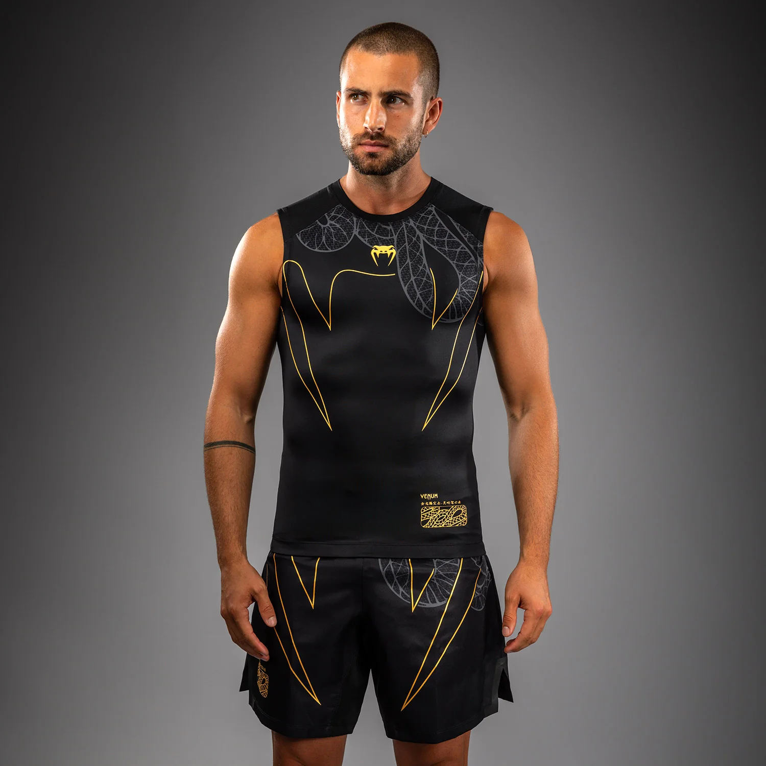 Venum Serpenti Rashguard Sin Mangas – Negro/Plata/Dorado - Image 2