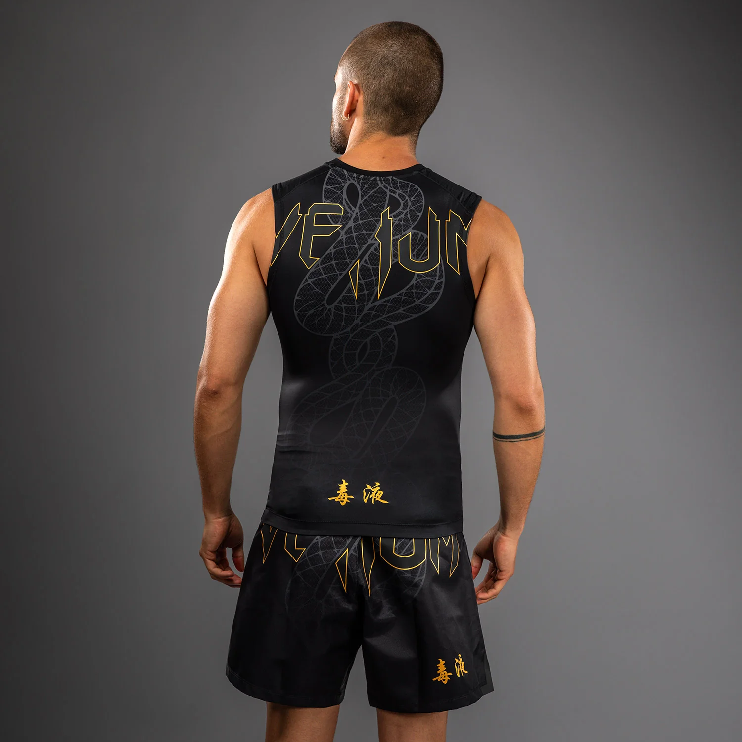 Venum Serpenti Rashguard Sin Mangas – Negro/Plata/Dorado - Image 3