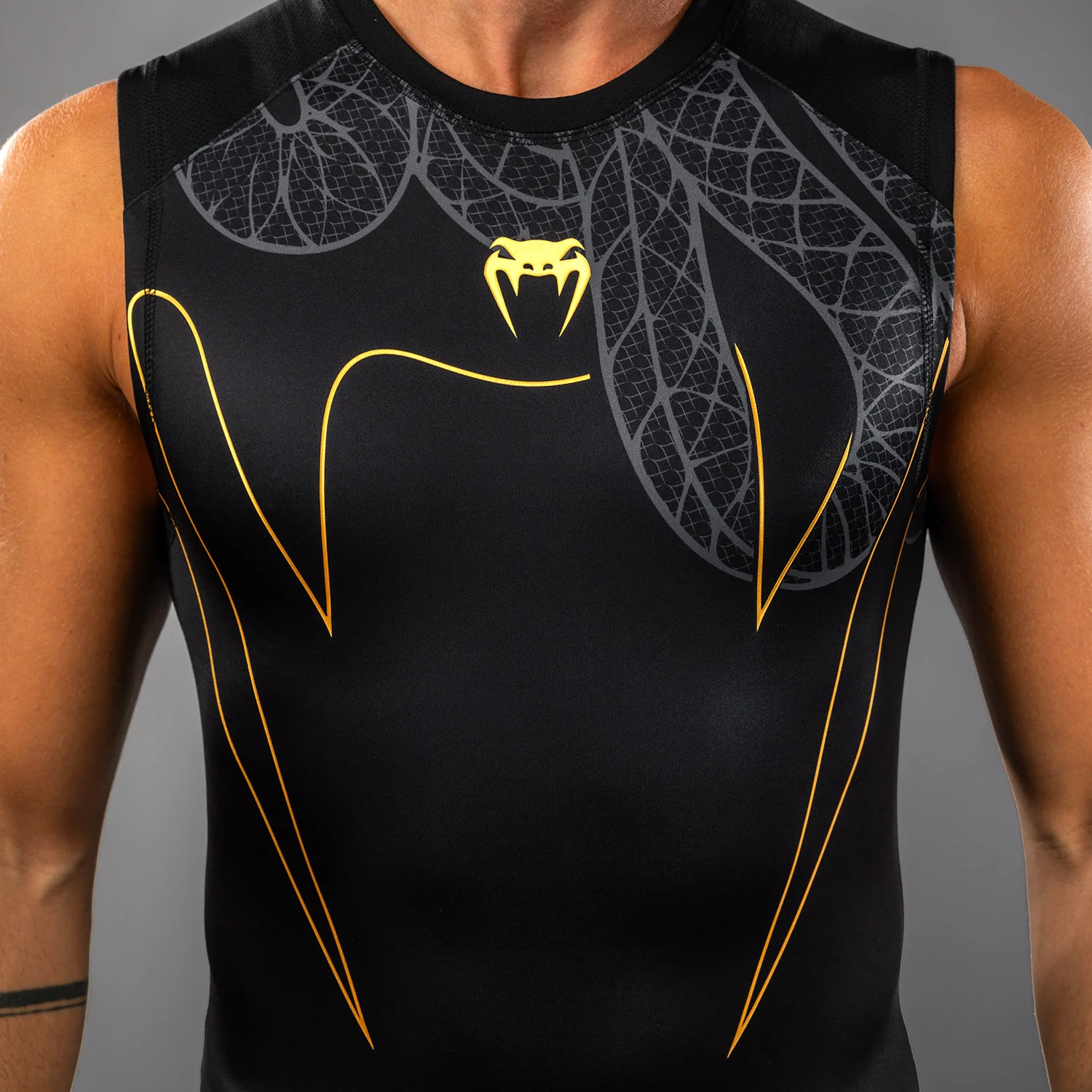 Venum Serpenti Rashguard Sin Mangas – Negro/Plata/Dorado - Image 4