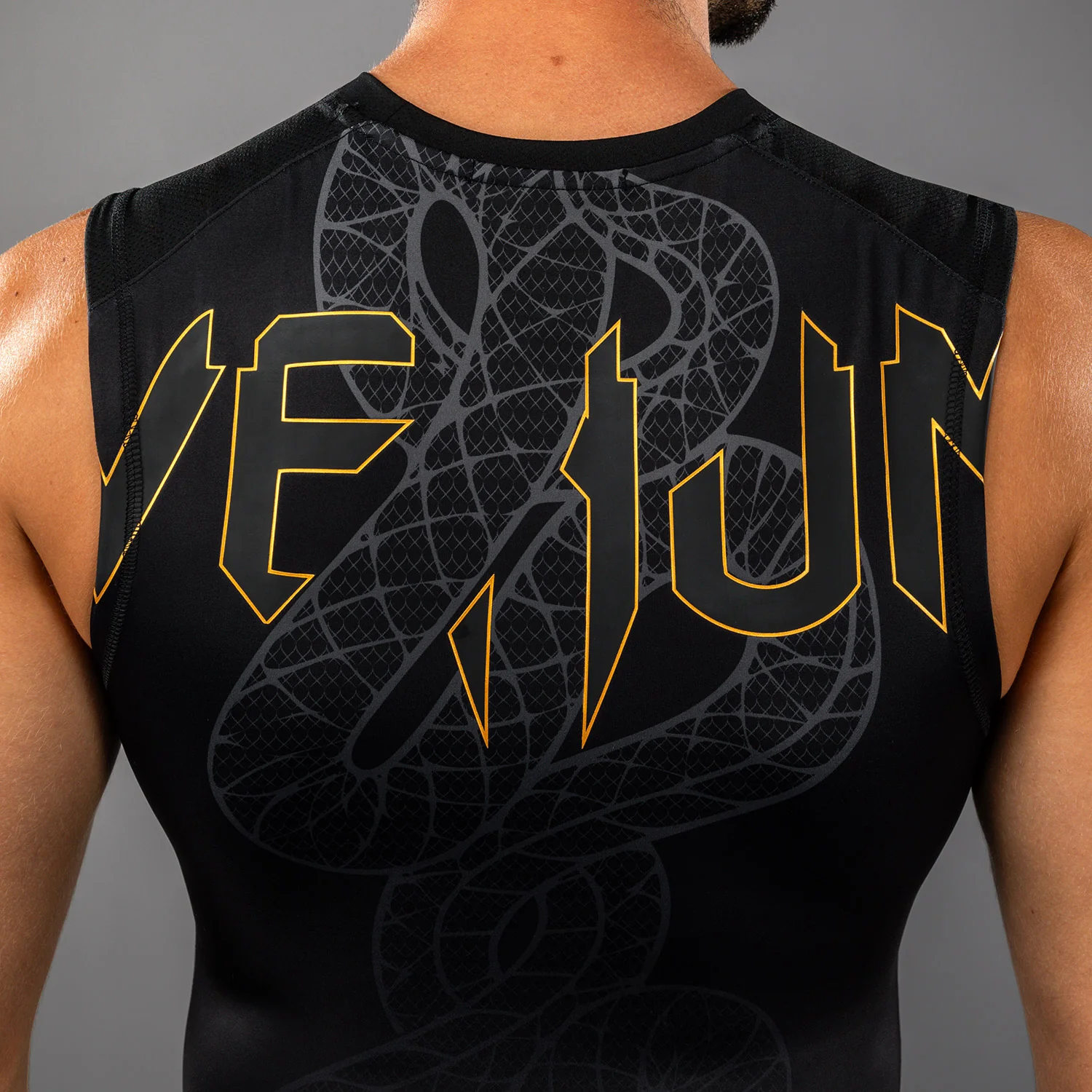 Venum Serpenti Rashguard Sin Mangas – Negro/Plata/Dorado - Image 5