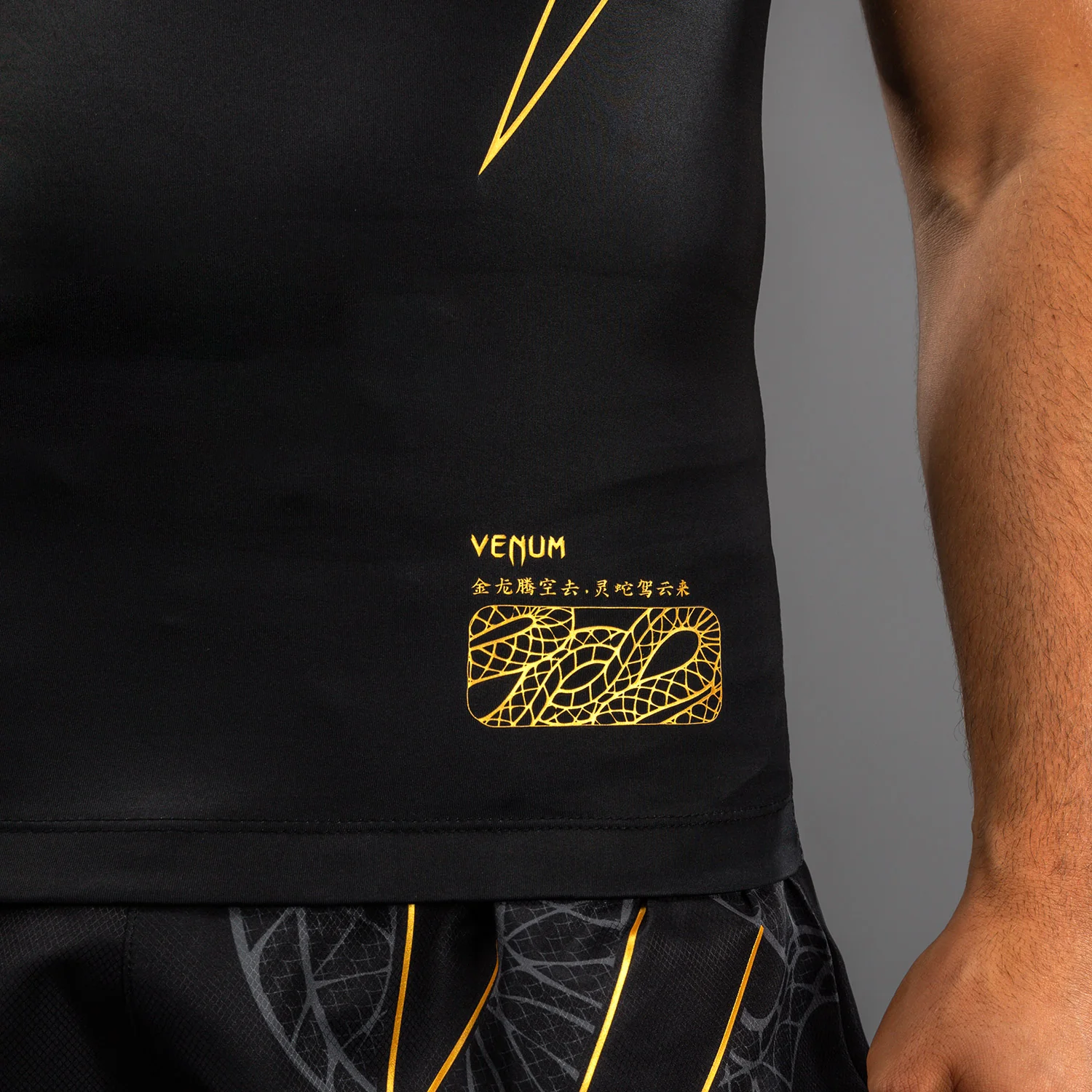 Venum Serpenti Rashguard Sin Mangas – Negro/Plata/Dorado - Image 6