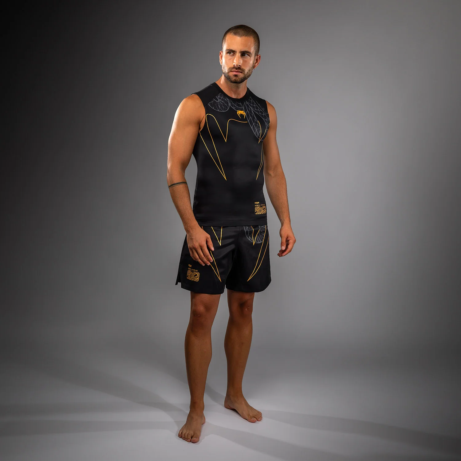 Venum Serpenti Rashguard Sin Mangas – Negro/Plata/Dorado - Image 7