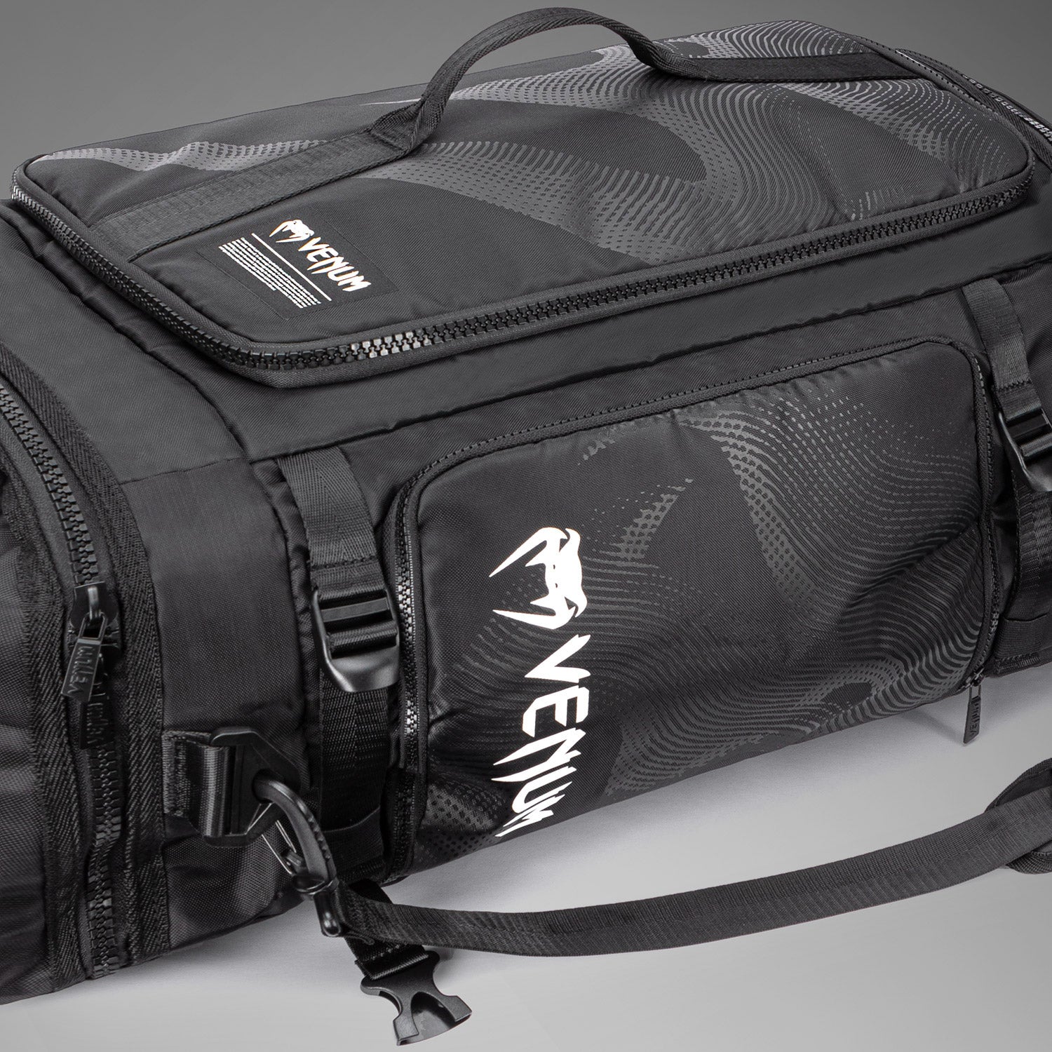 Venum Shockwave Bolsa Deportiva Convertible (48L) - Negro - Image 6