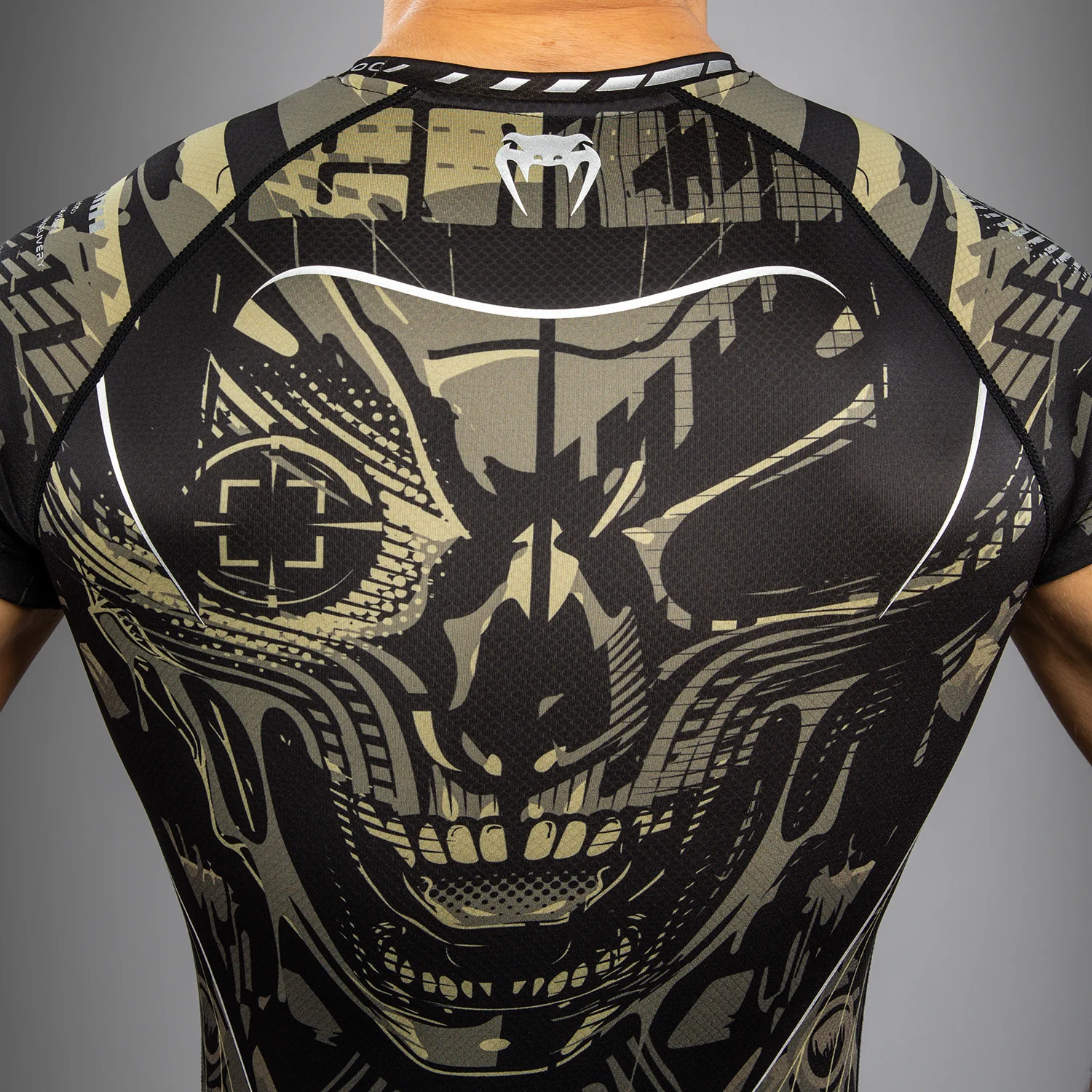 Venum Invader Camiseta de Manga Corta Rashguard - Negro/Beige - Image 7