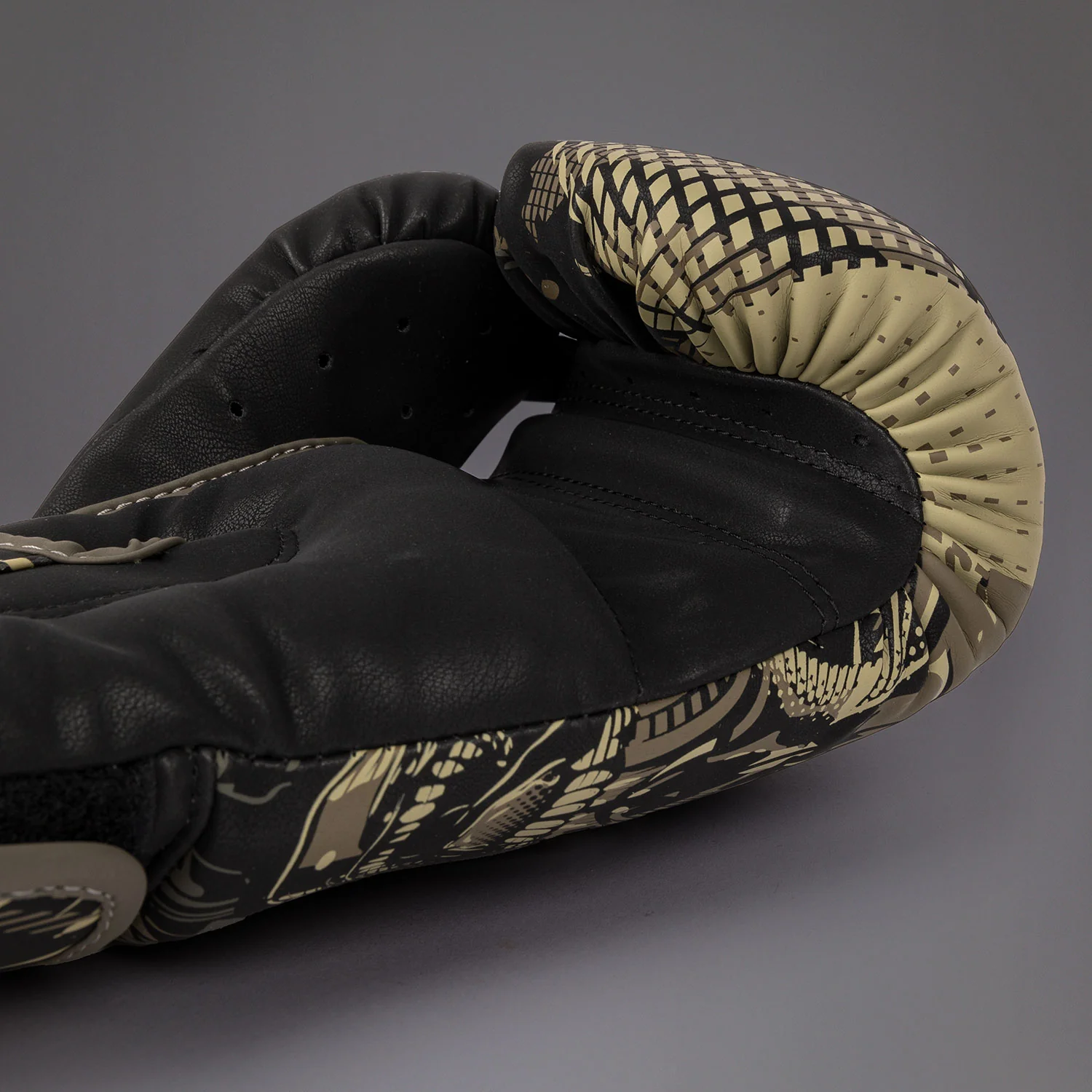 Venum Invader Guantes de Boxeo - Negro/Sand - Image 7