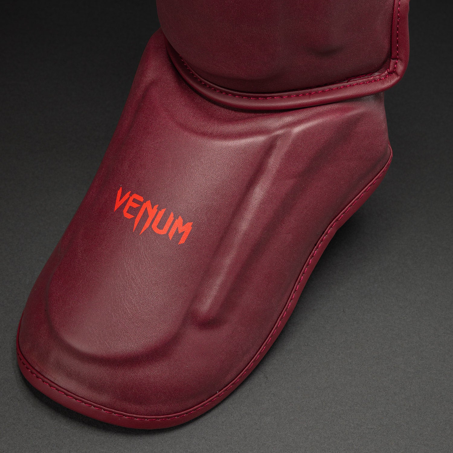 Venum Spectre Espinilleras – Negro/Rojo - Image 4