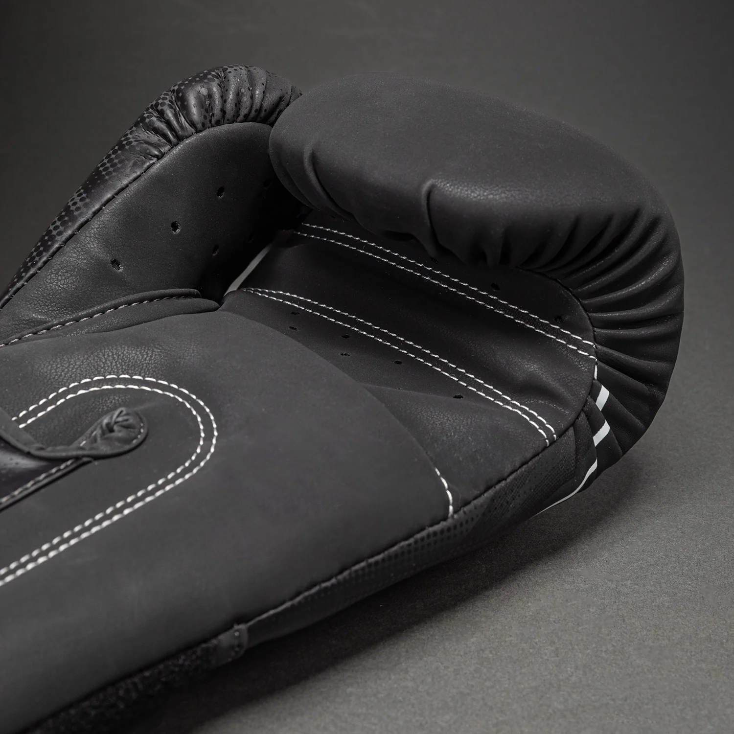 Venum Stealth Guantes de Boxeo – Negro/Blanco - Image 3