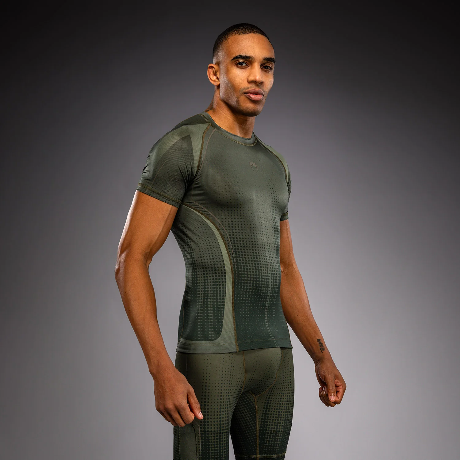 Venum Stealth Rashguard Manga Corta – Caqui/Verde Oscuro - Image 3