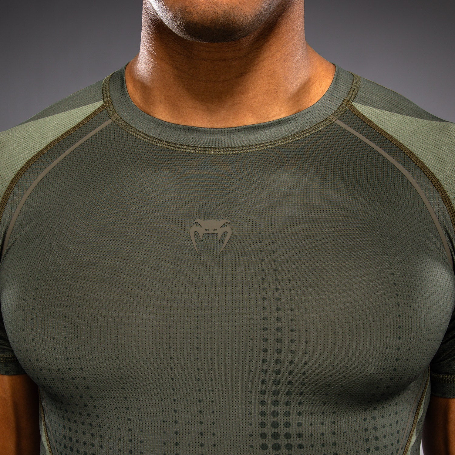 Venum Stealth Rashguard Manga Corta – Caqui/Verde Oscuro - Image 5