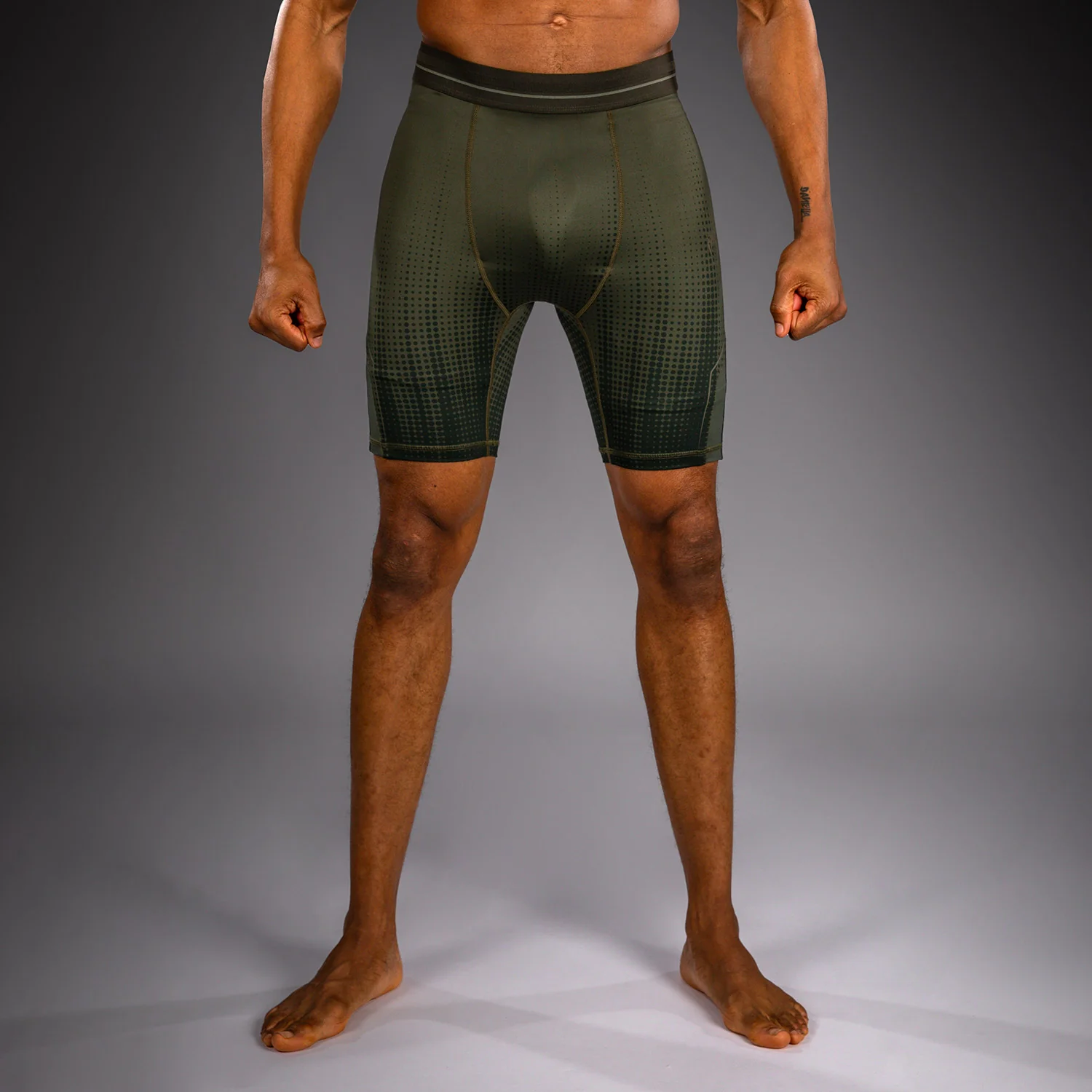 Venum Stealth Short de Compresión – Caqui/ Verde Oscuro - Image 2
