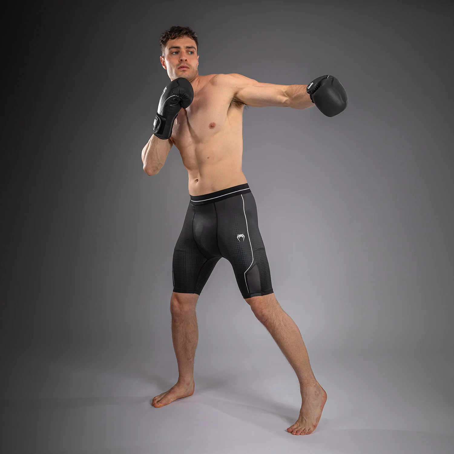 Venum Stealth Short de Compresión – Negro/Blanco - Image 3