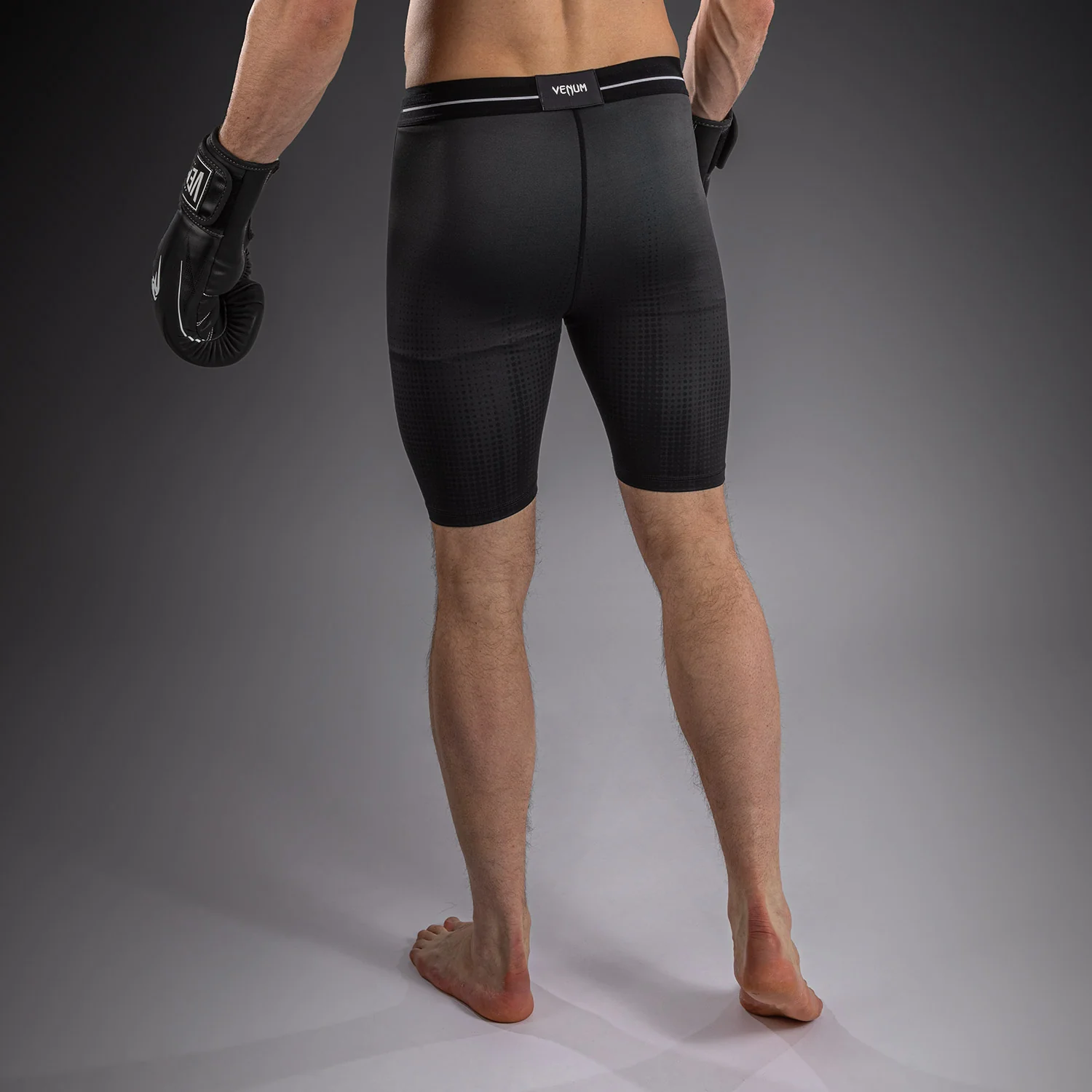 Venum Stealth Short de Compresión – Negro/Blanco - Image 5