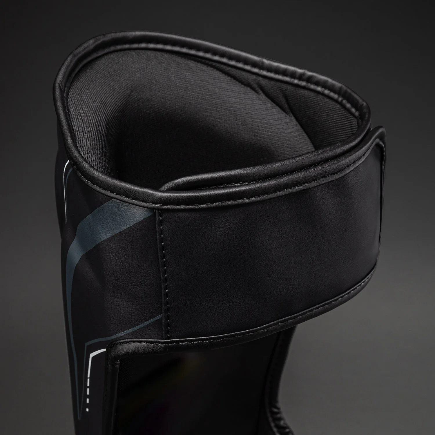 Venum Streamline Espinilleras – Negro/Blanco - Image 3