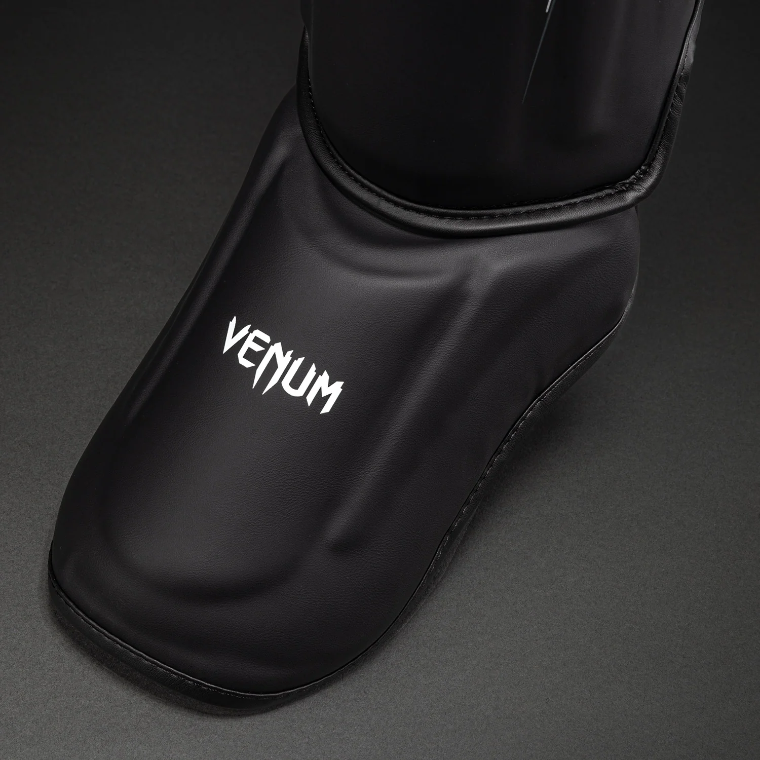 Venum Streamline Espinilleras – Negro/Blanco - Image 4