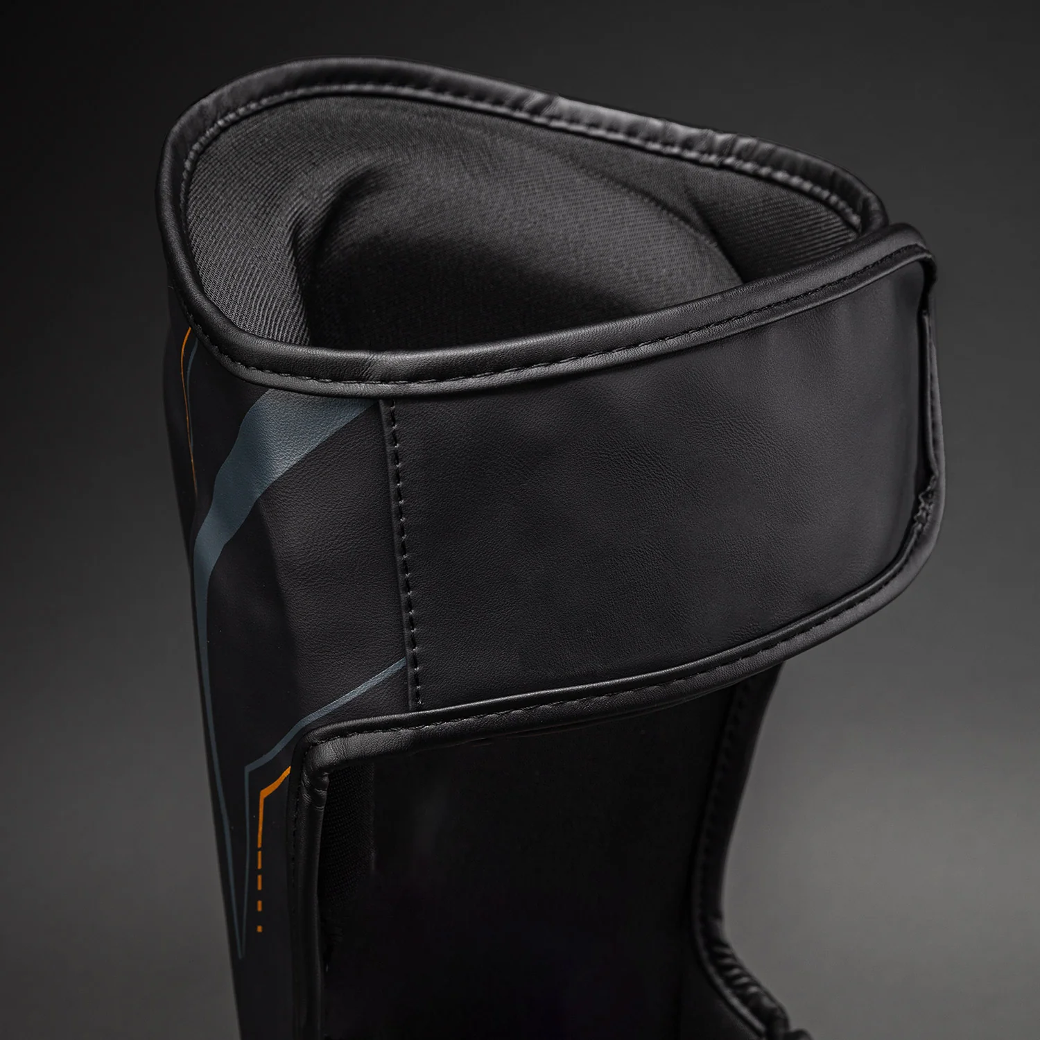 Venum Streamline Espinilleras – Negro/Oro - Image 3